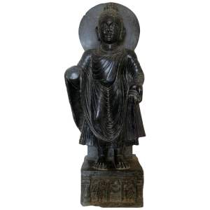 Escultura de Buda de Pie Tallada a Mano en Mármol Negro con Relieve en la Base, de la Década de 1980
