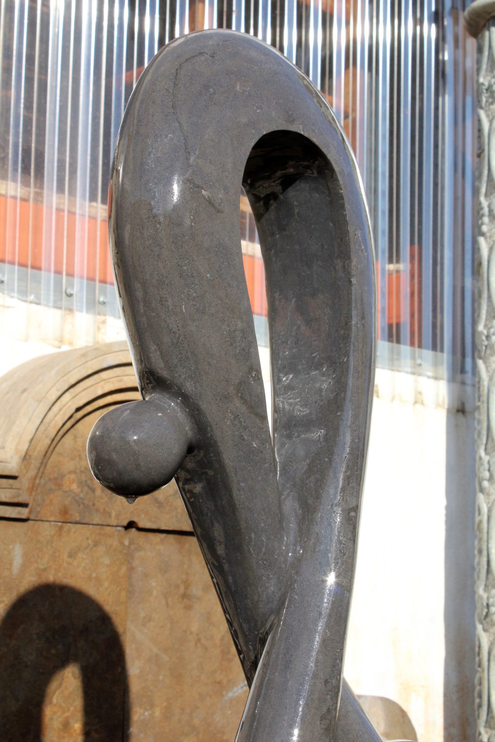 Escultura Abstracta Moderna Pulida en Mármol Belga Negro Tallado a Mano, de los Años 90