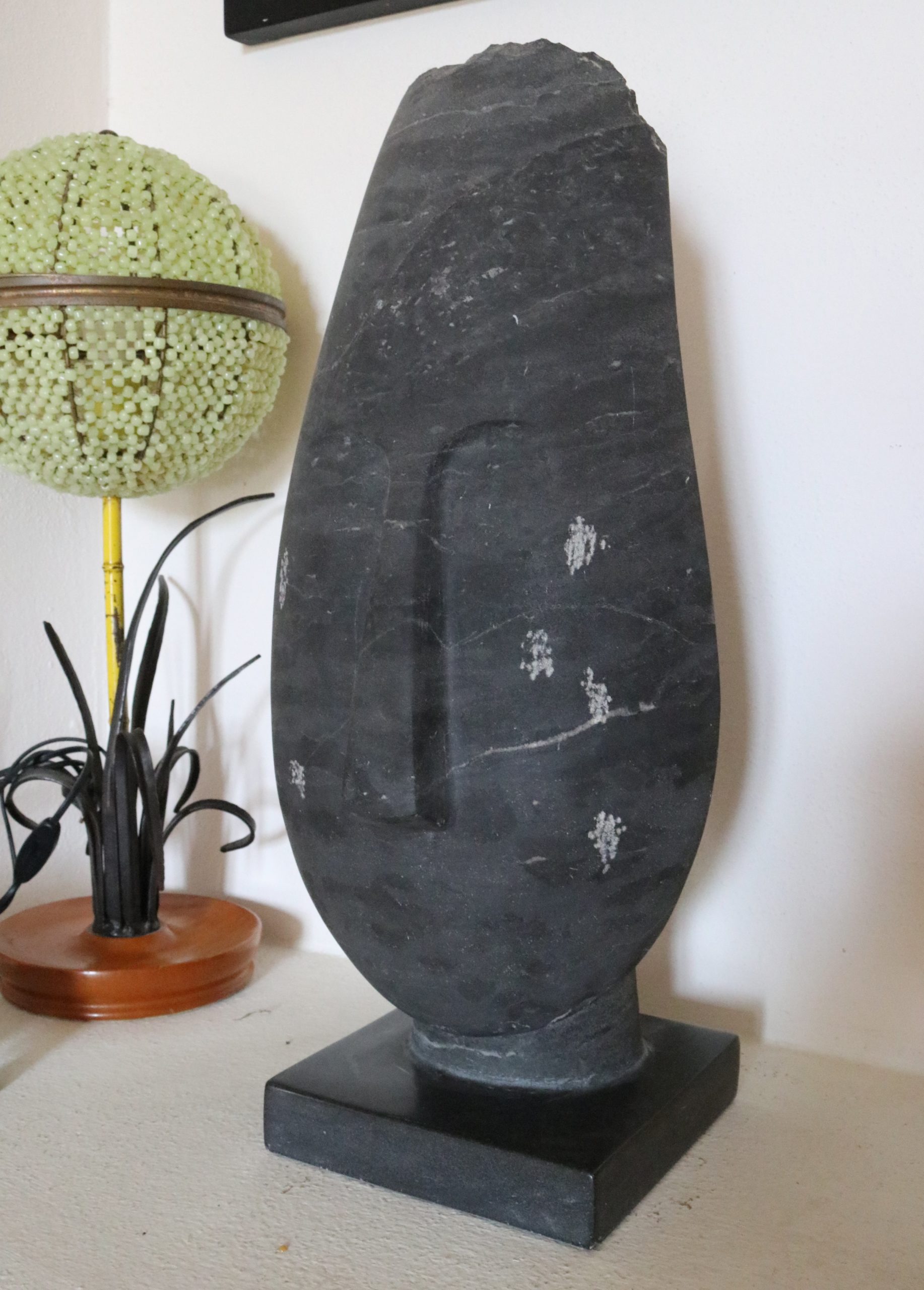 Busto Abstracto Moderno con Base Cuadrada en Marmol Negro Belga