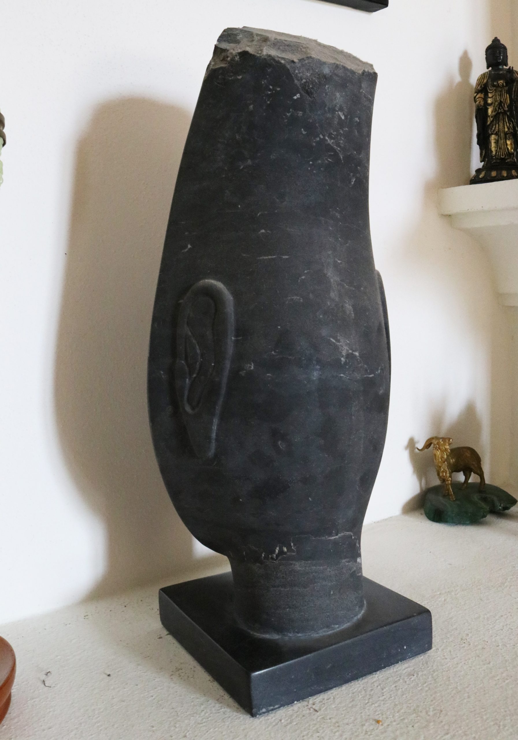 Busto Abstracto Moderno con Base Cuadrada en Marmol Negro Belga