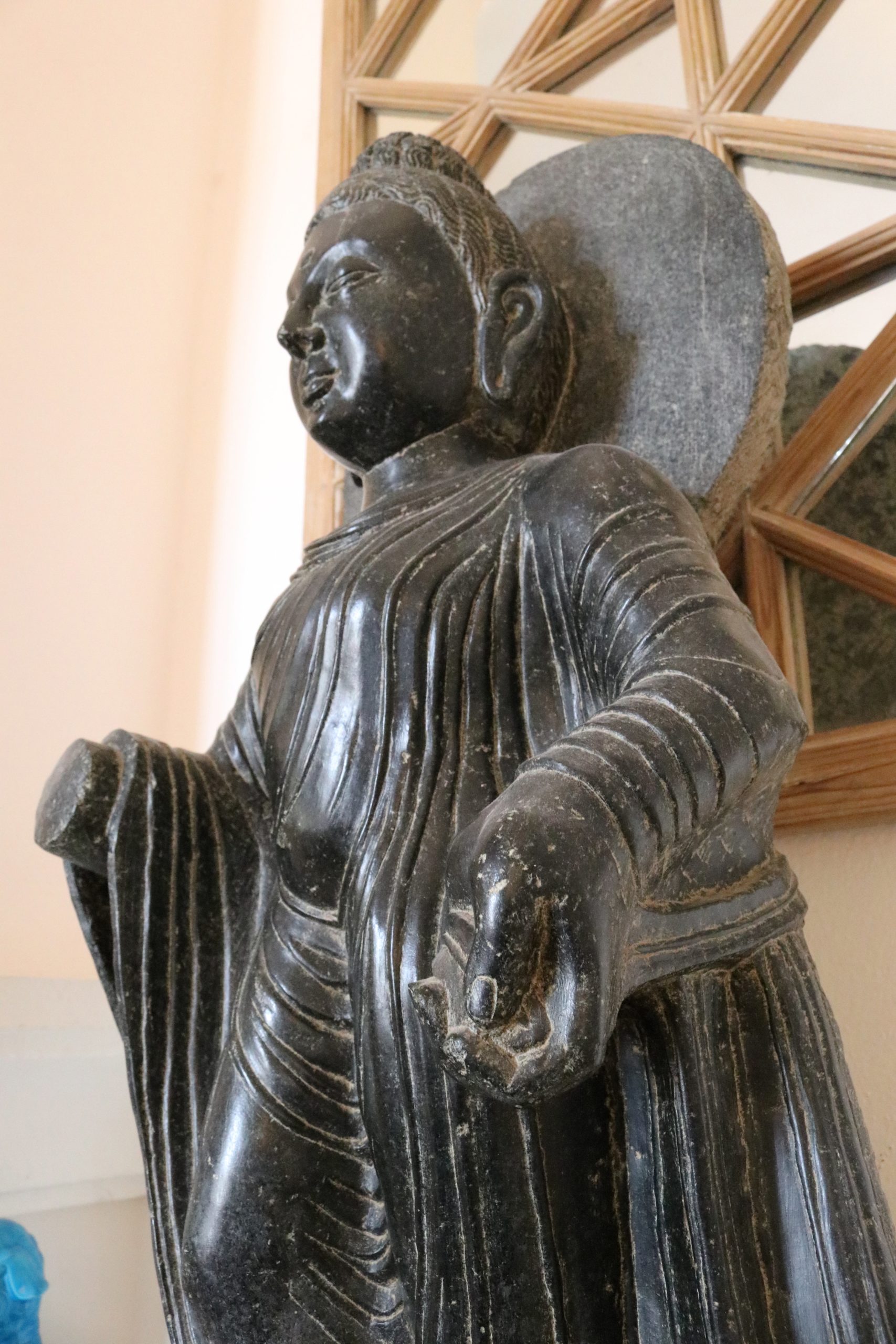 Escultura de Buda de Pie Tallada a Mano en Mármol Negro con Relieve en la Base, de la Década de 1980