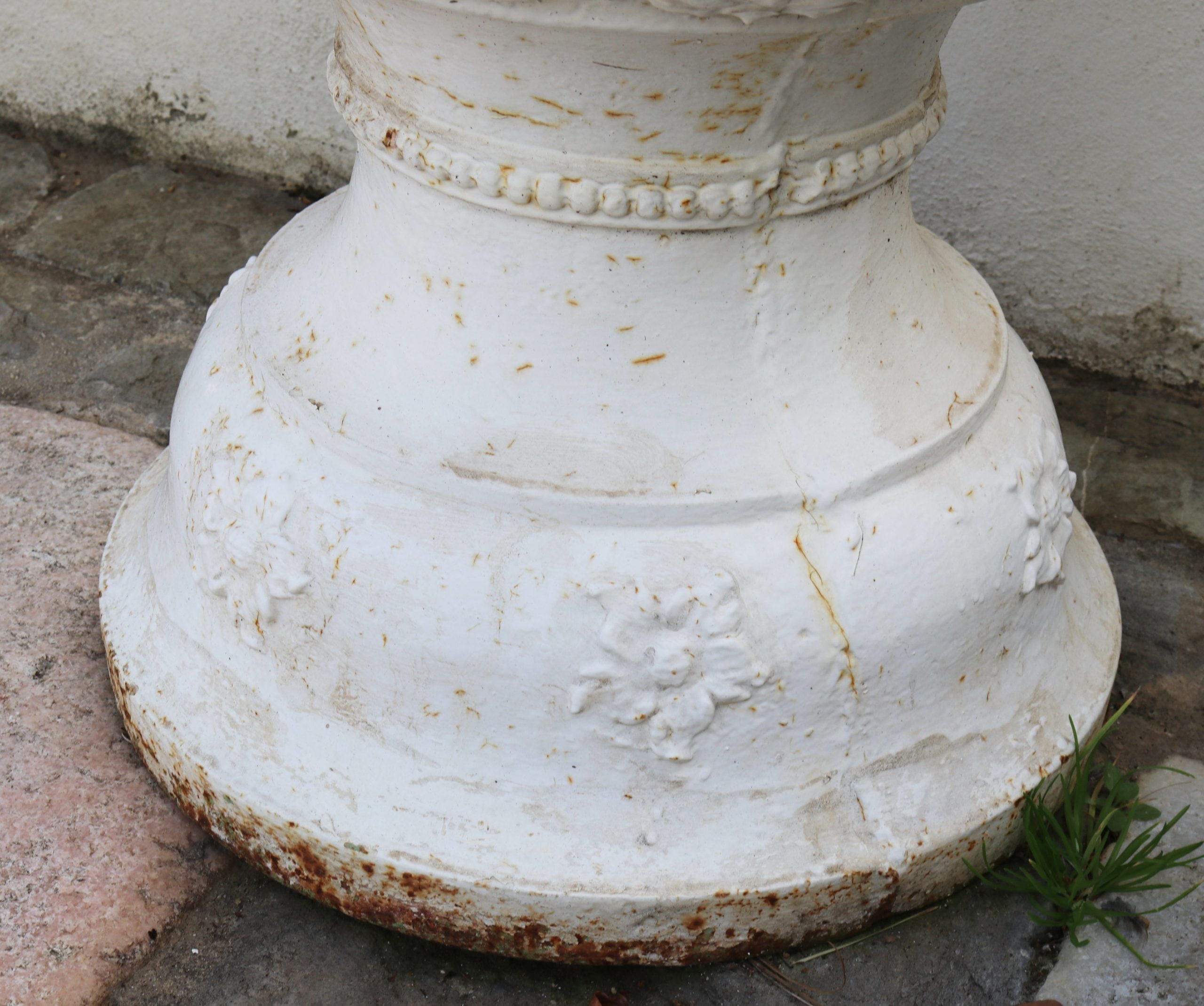 Pareja de Urnas de Jardín Francesas de Hierro Fundido con Asas de Dragón, Siglo XIX