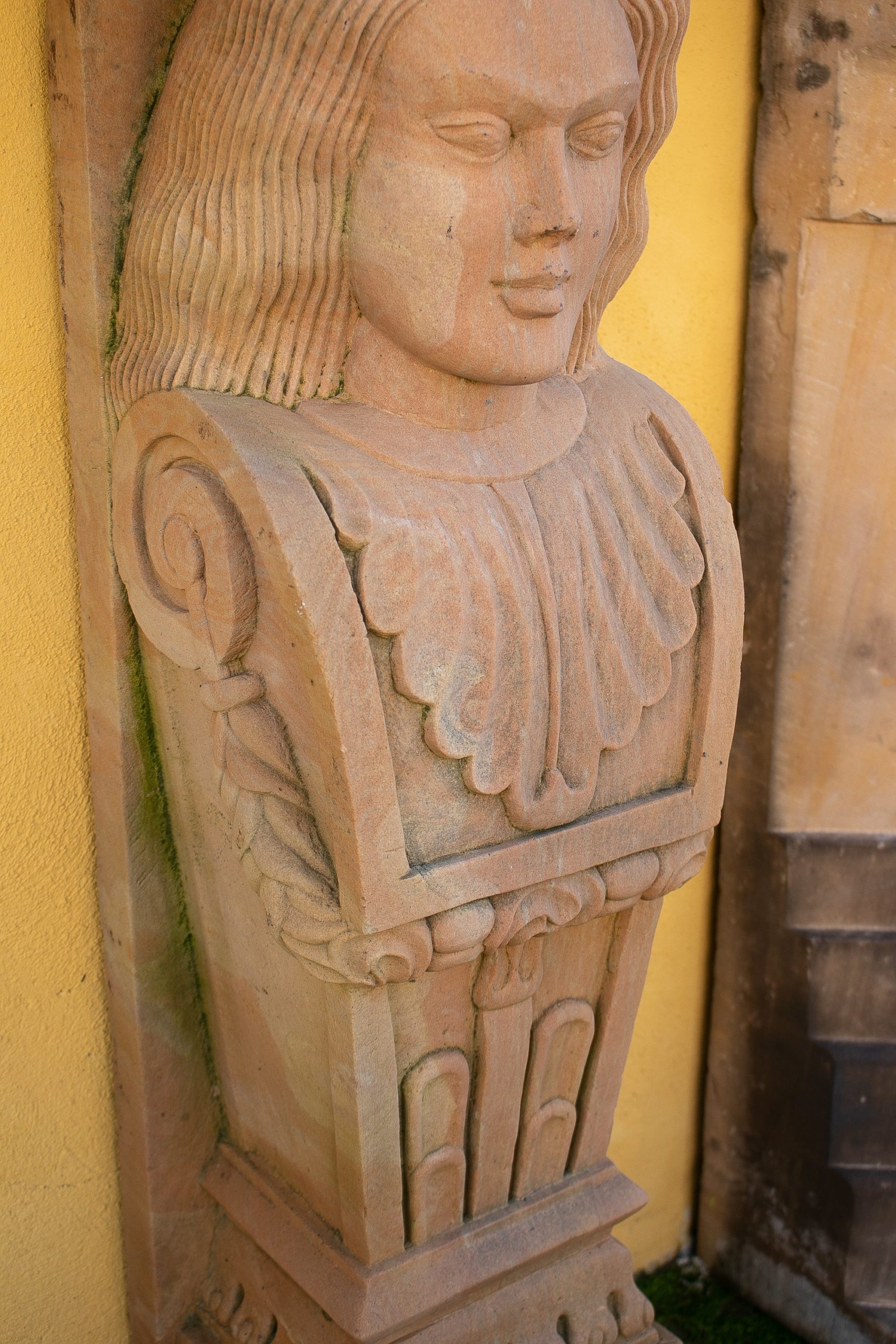 Manto de Chimenea de Piedra Arenisca Tallada a Mano con Pilastras de Cariátides, de la India, de los años 90