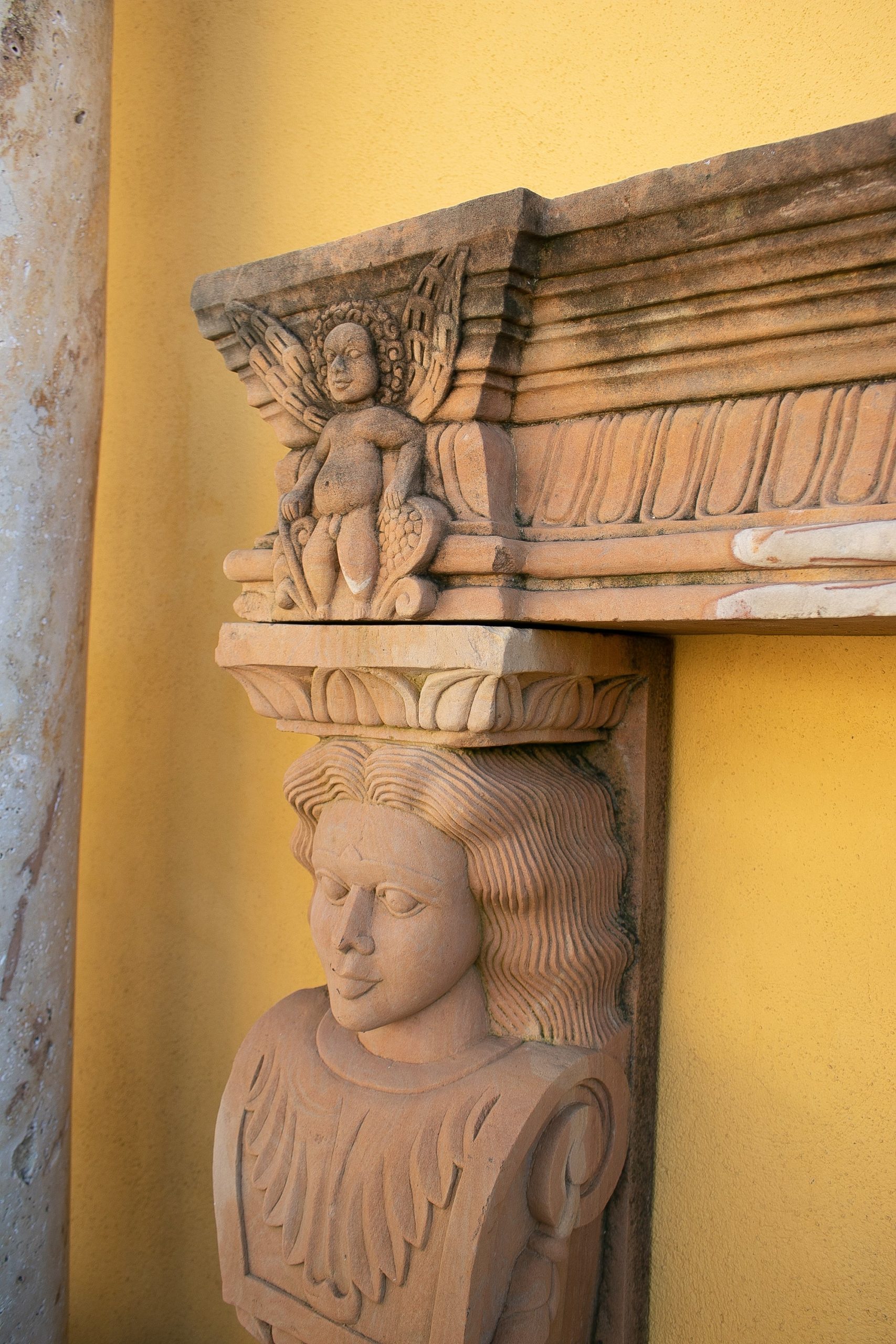 Manto de Chimenea de Piedra Arenisca Tallada a Mano con Pilastras de Cariátides, de la India, de los años 90