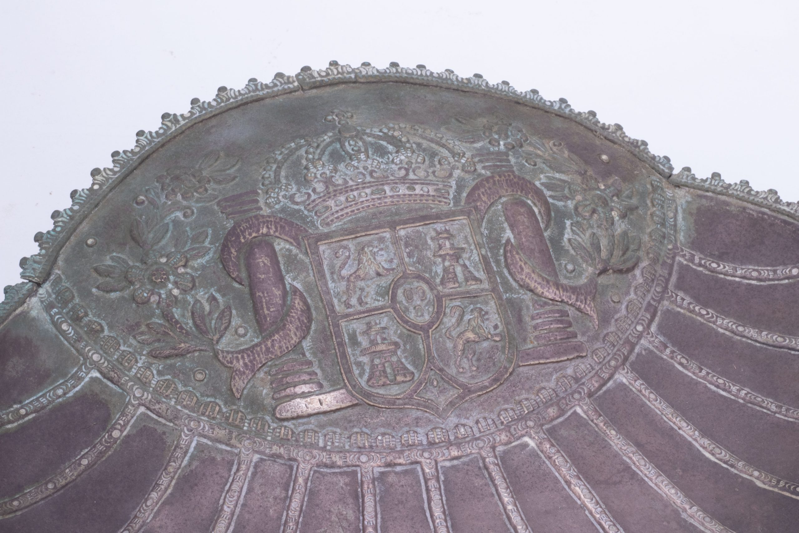 Concha de Plata con el Escudo de Castilla y León en un Soporte de Madera Tallada