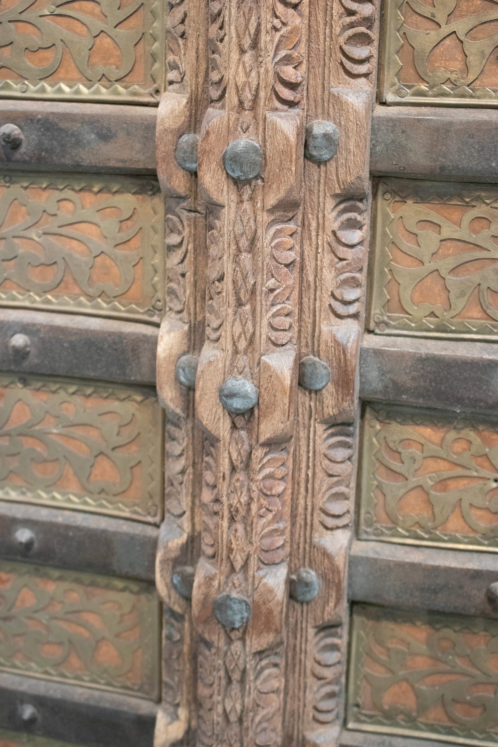 Puerta de Madera de la India Profusamente Decorada con Bronce y Hierro Ornamentales, de los Años 20
