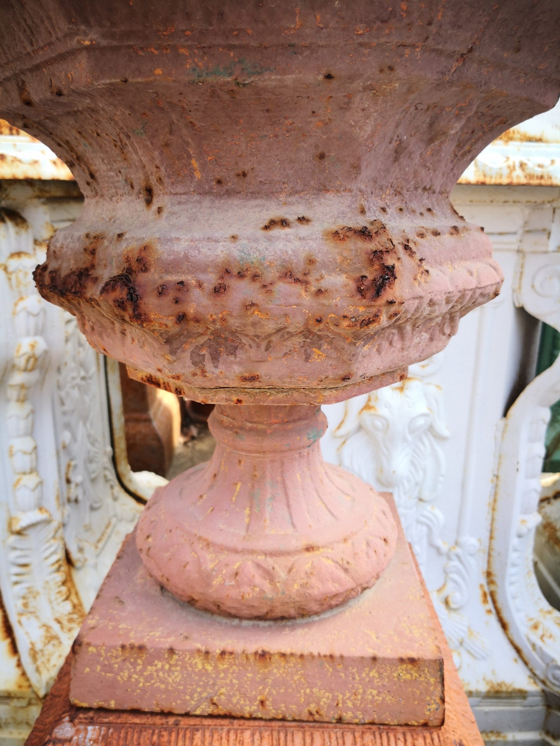 Pareja de Urnas de Jardín de Hierro Fundido de Estilo Francés en Pátina Roja
