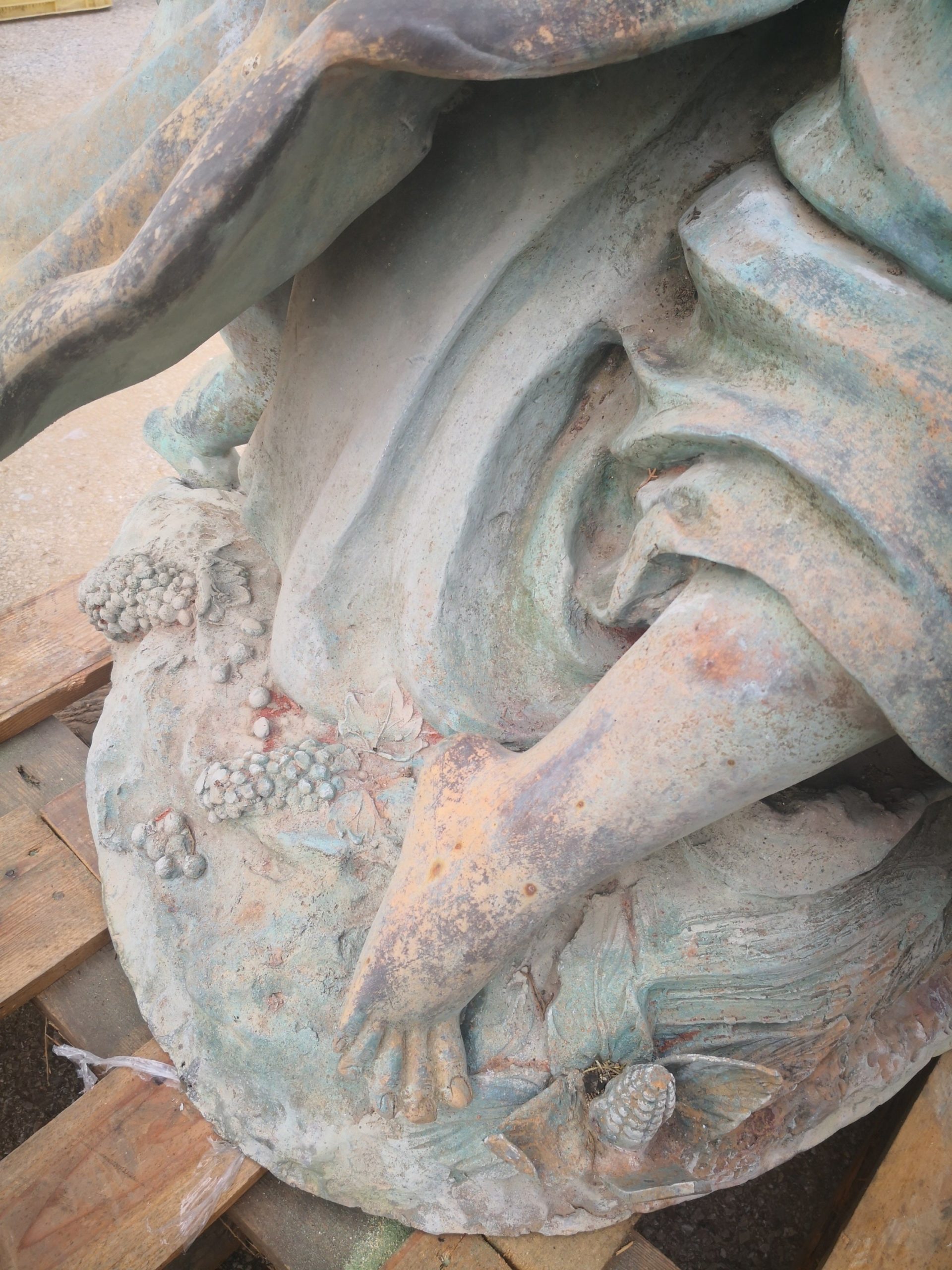 Esculturas de Bronce de Tamaño Natural de Dos Damas con Un Querubín