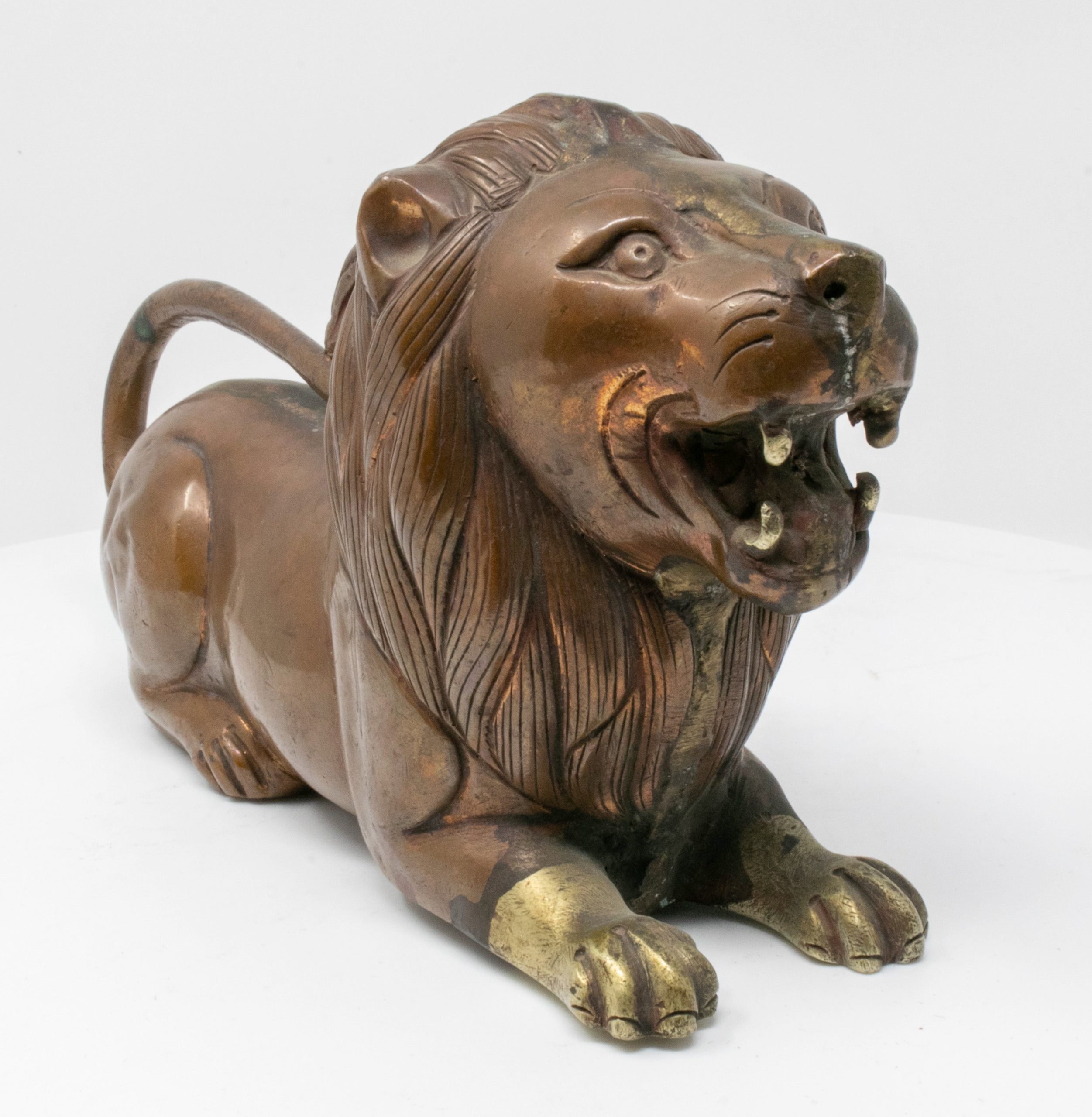 Escultura India de Bronce de un León Yacente, del Siglo XIX