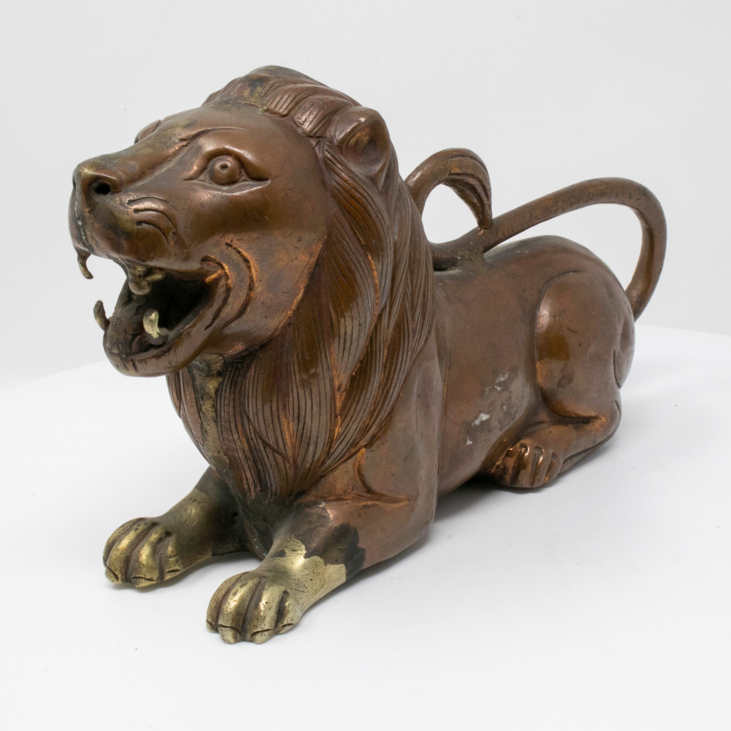 Escultura India de Bronce de un León Yacente, del Siglo XIX