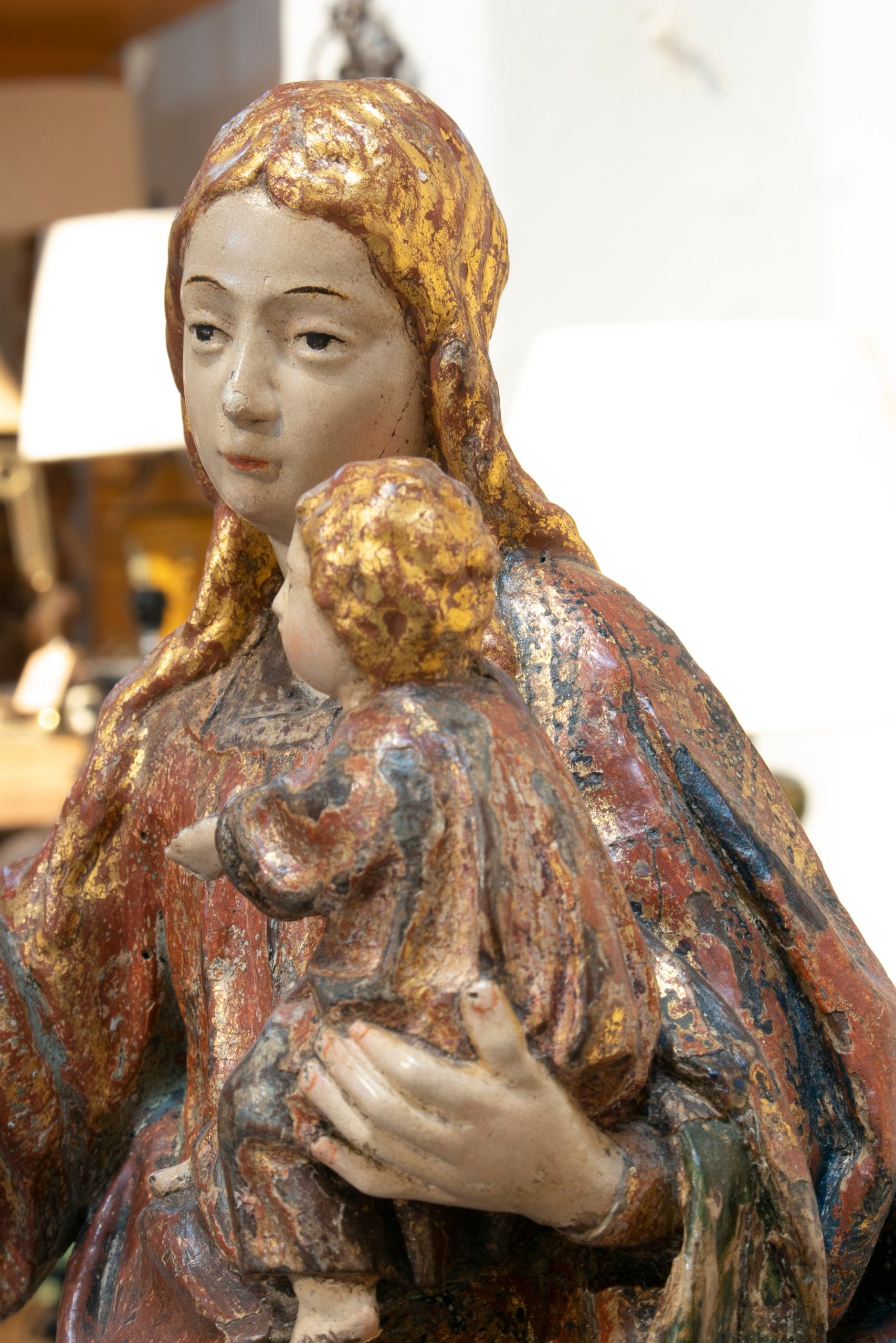 Escultura Religiosa Española de Madera Pintada de una Mujer con un Niño, España, del Siglo XVI
