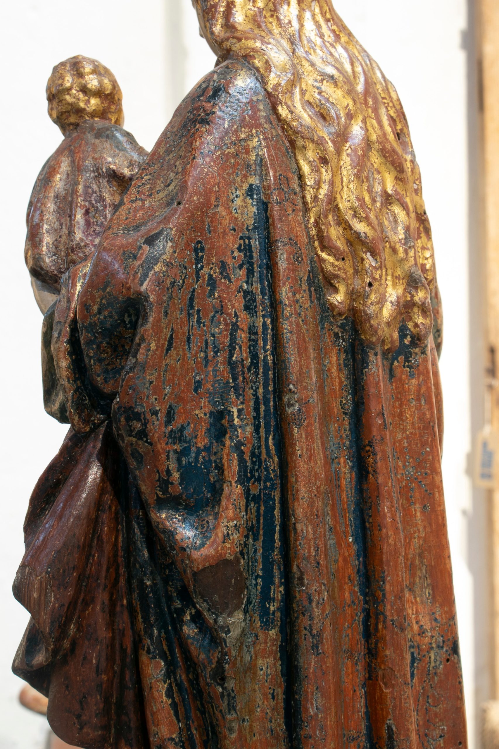 Escultura Religiosa Española de Madera Pintada de una Mujer con un Niño, España, del Siglo XVI