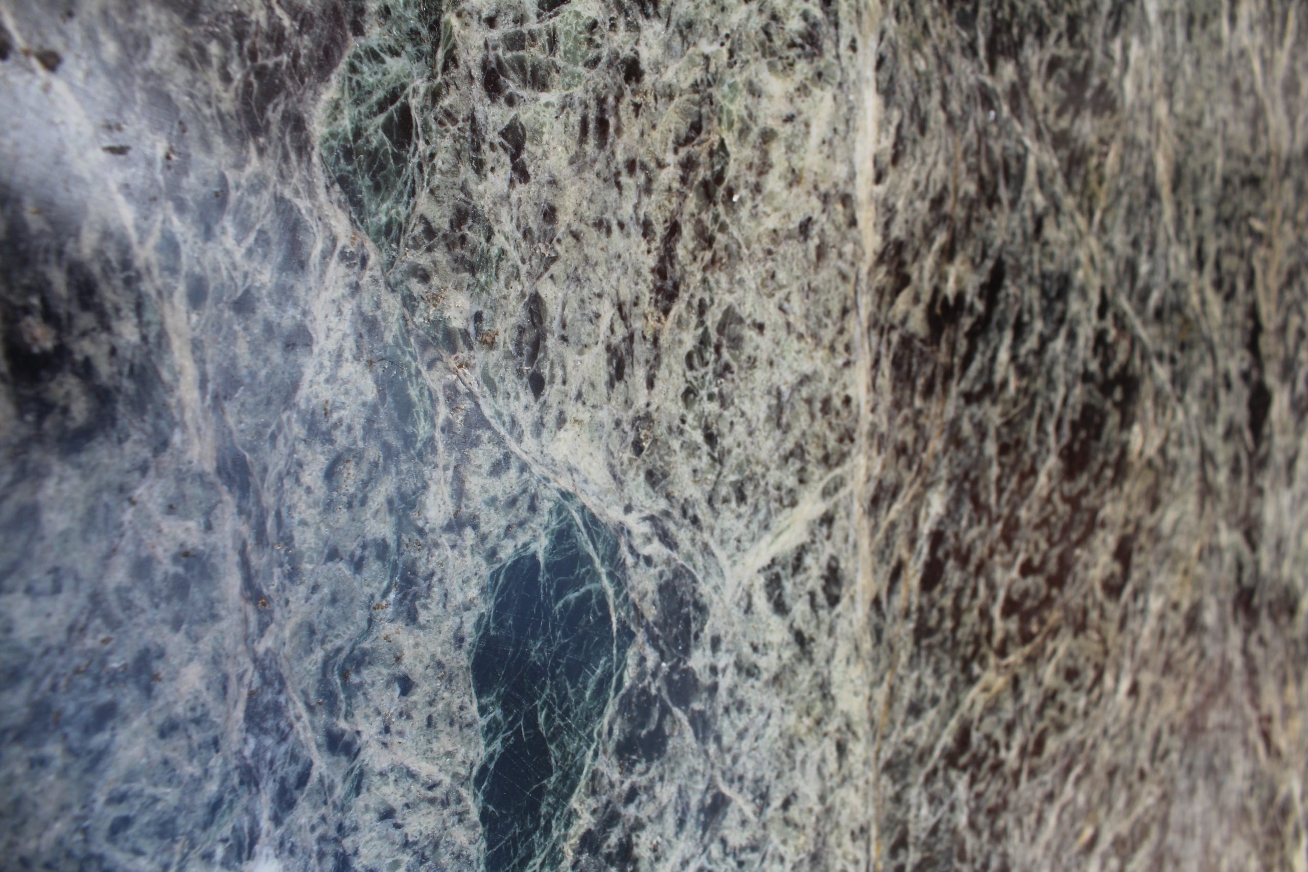 Mesa Alta de Latón Dorado con Tapa de Mármol Verde Serpentina, de los Años 70