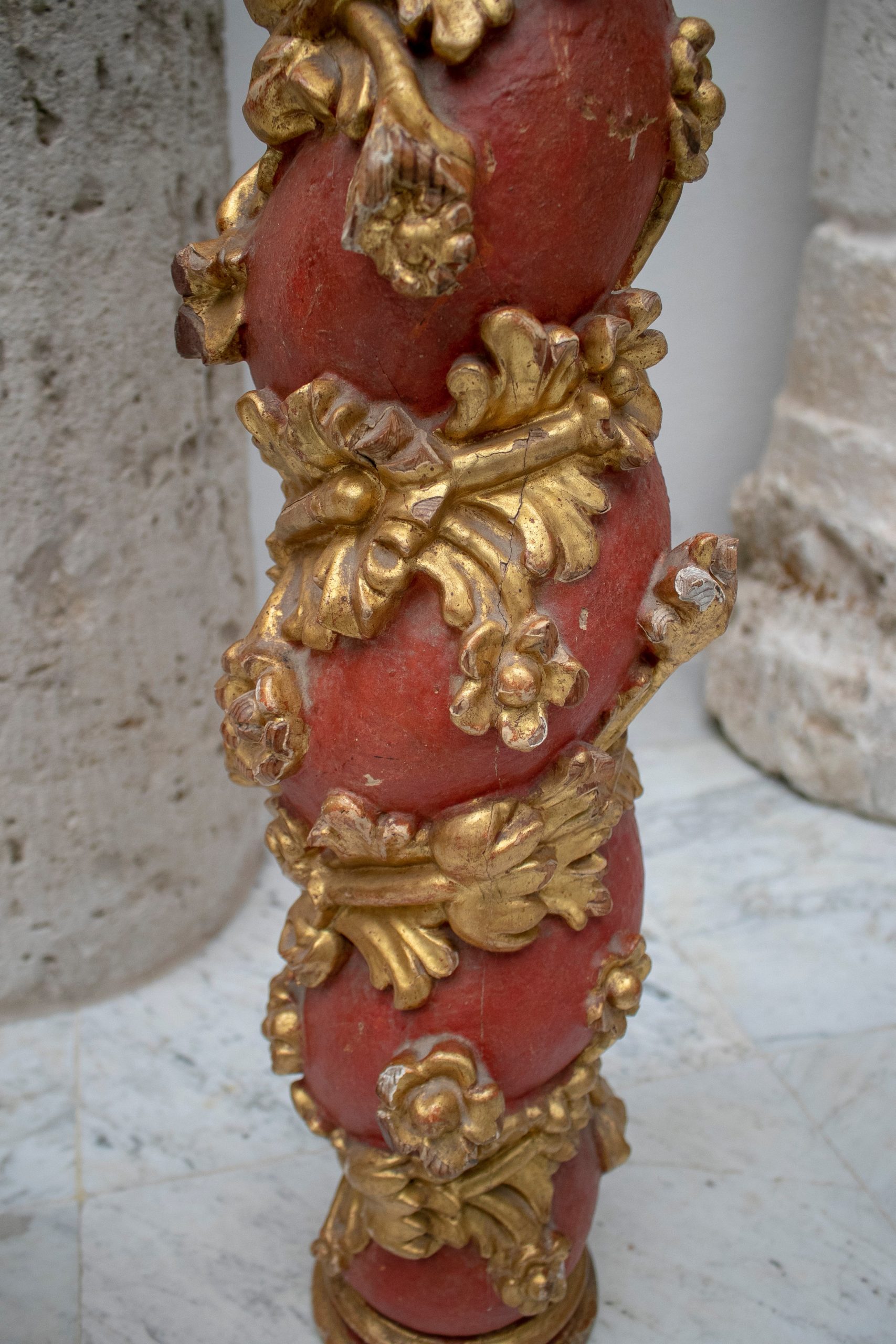 Pareja de Columnas Salomónicas Españolas Talladas a Mano en Madera Dorada, del Siglo XVIII