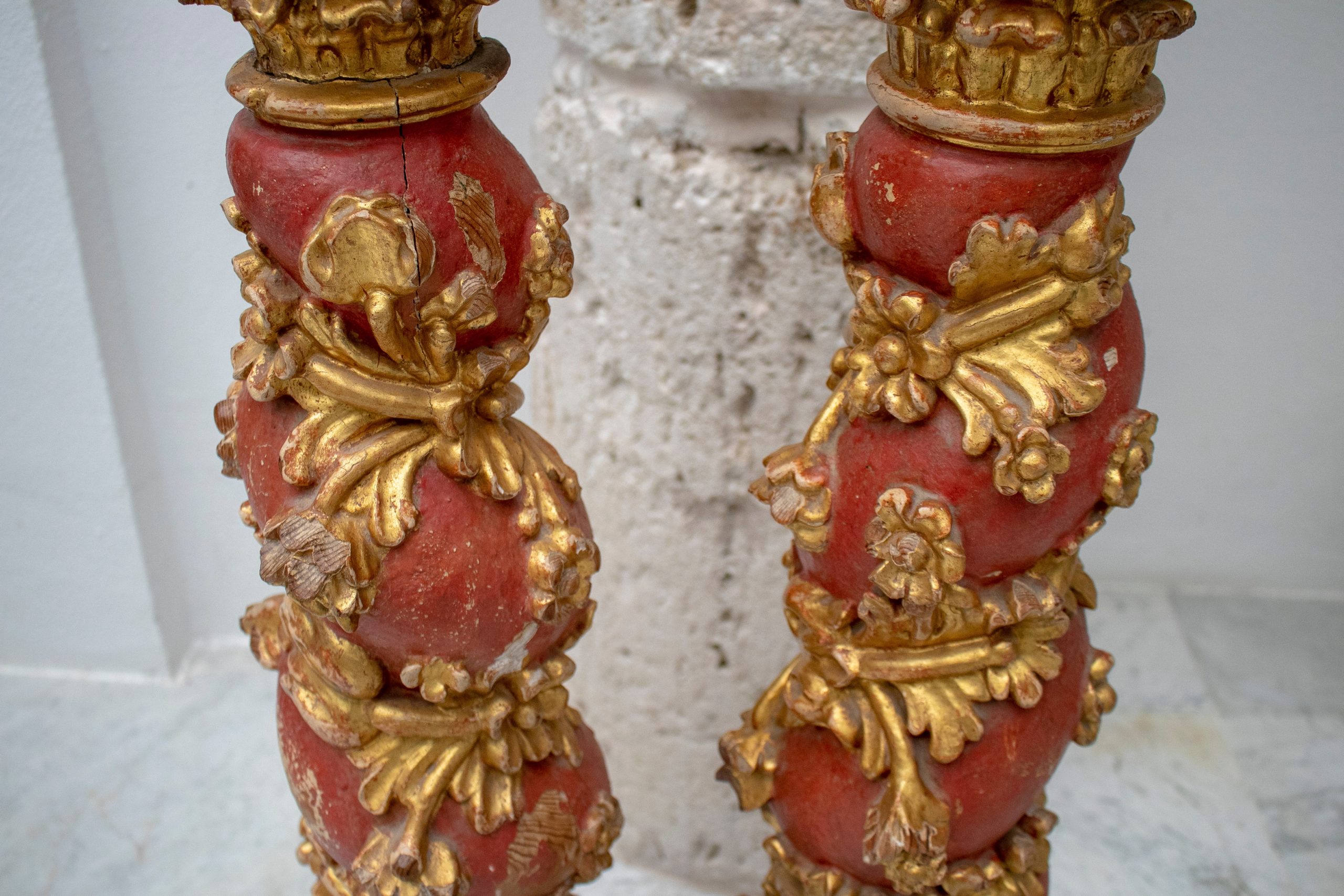 Pareja de Columnas Salomónicas Españolas Talladas a Mano en Madera Dorada, del Siglo XVIII