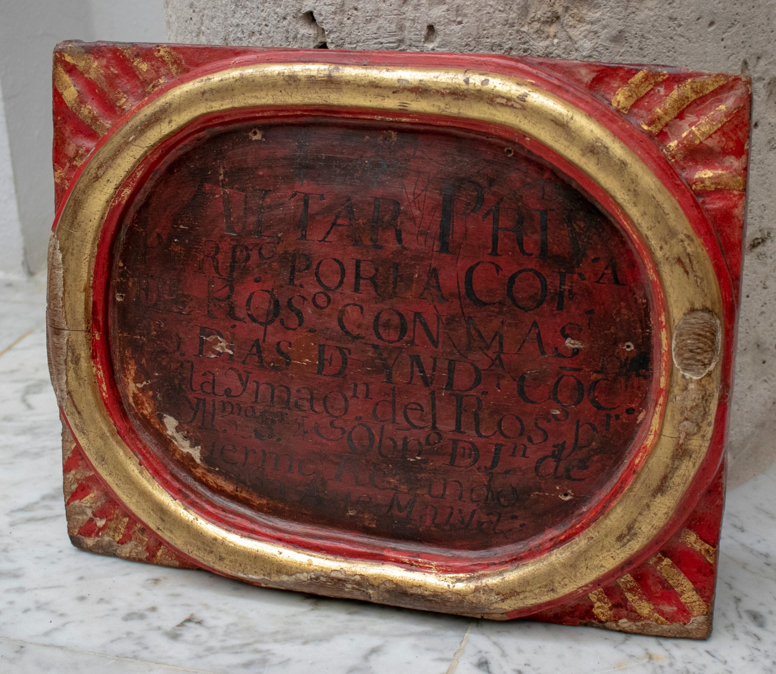 Inscripción en Madera Pintada en Relieve y Enmarcada, de una Iglesia Española, del Siglo XVIII
