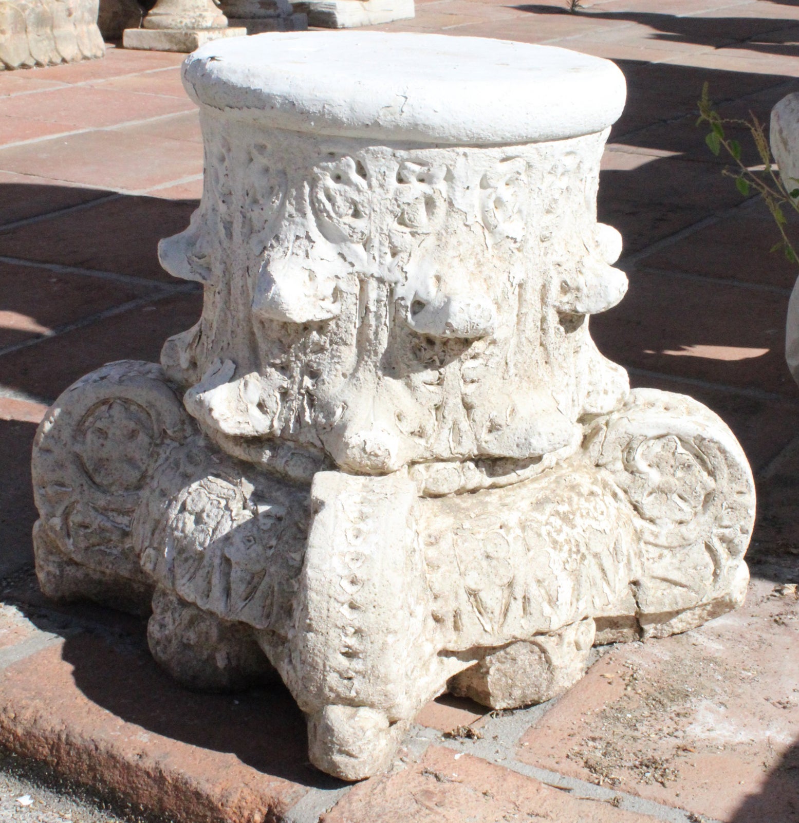 Pareja de Capiteles de Piedra Arenisca Española Estilo Alhambra, de los Años 50