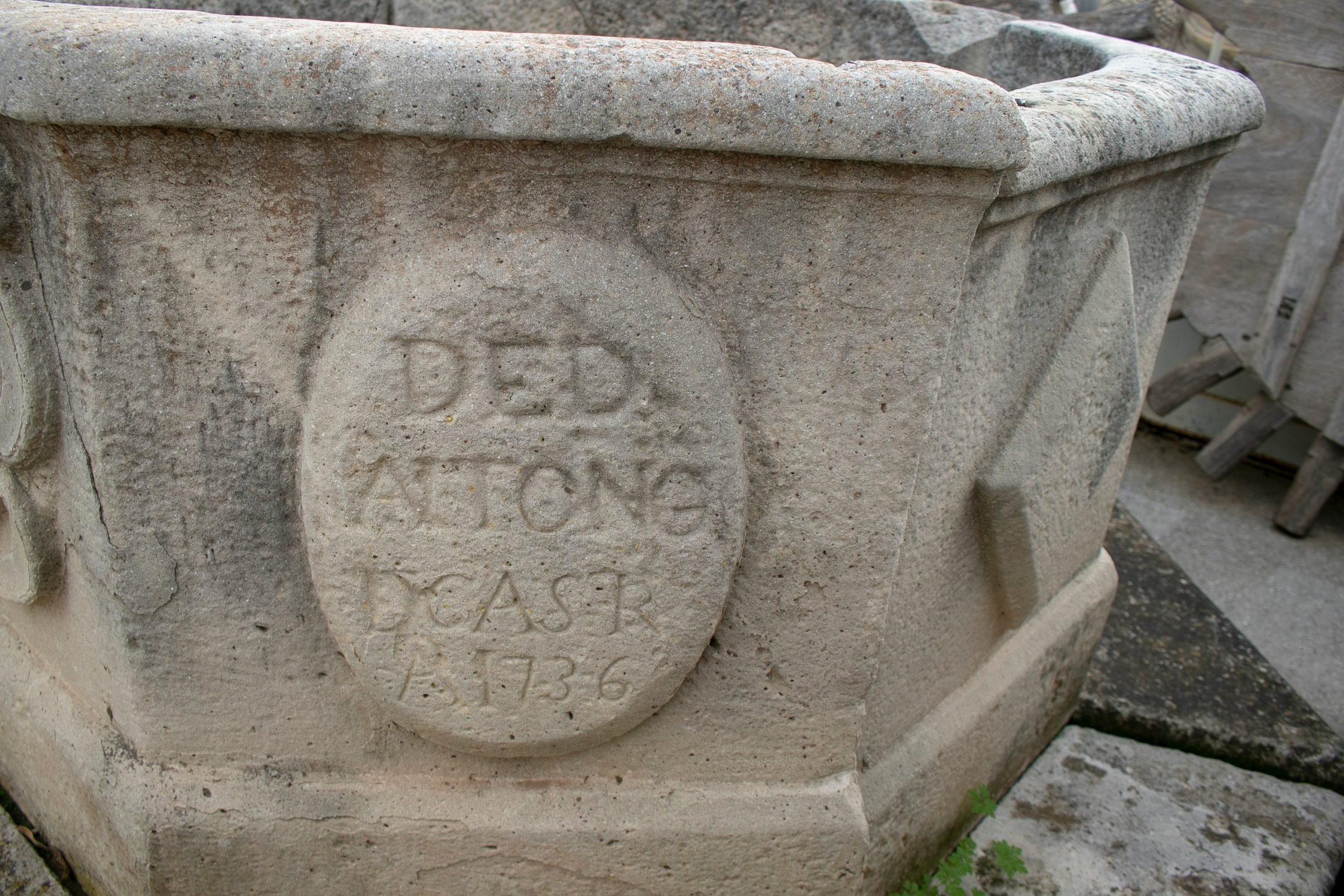 Boca de Pozo de Piedra Octogonal con Emblemas Familiares e Inscripción, del Siglo XVIII