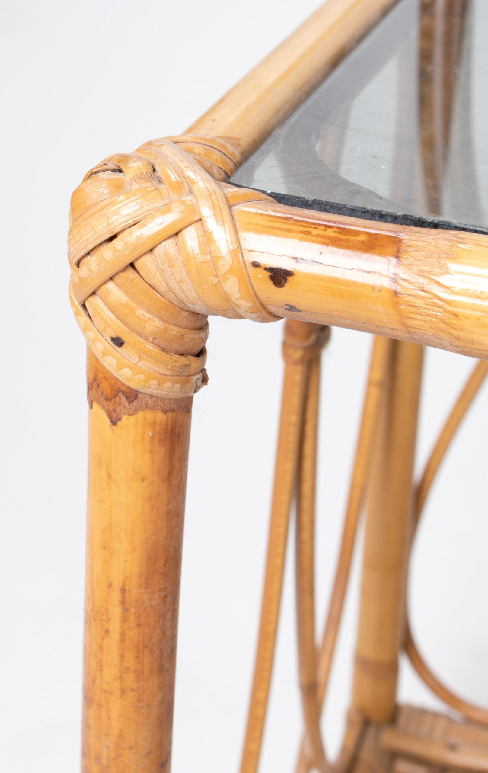 Pareja de Mesitas Españolas de Bambú con Tapa de Cristal, de los Años 70