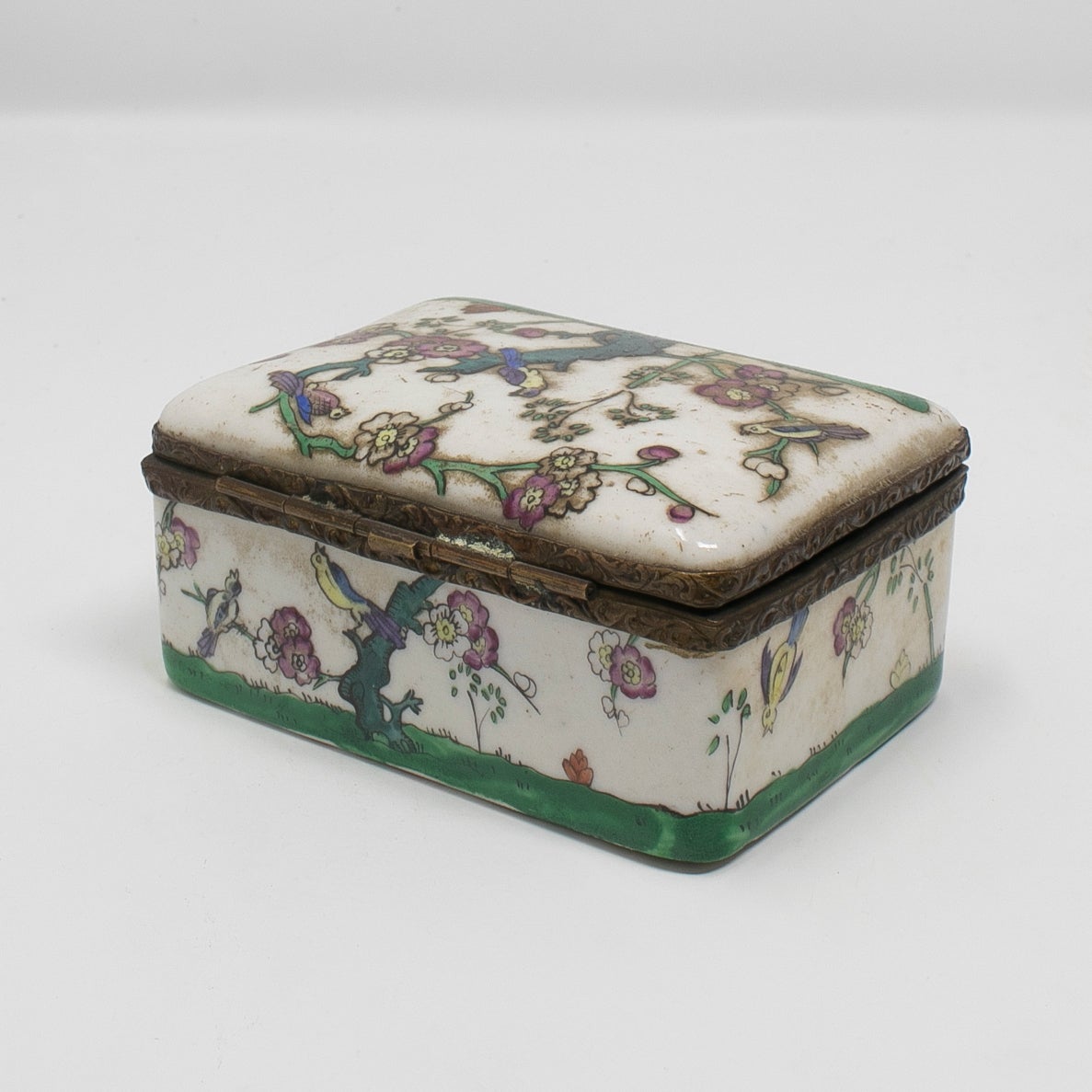 Caja Francesa de Porcelana y Latón con Decoraciones Florales, del Siglo XIX