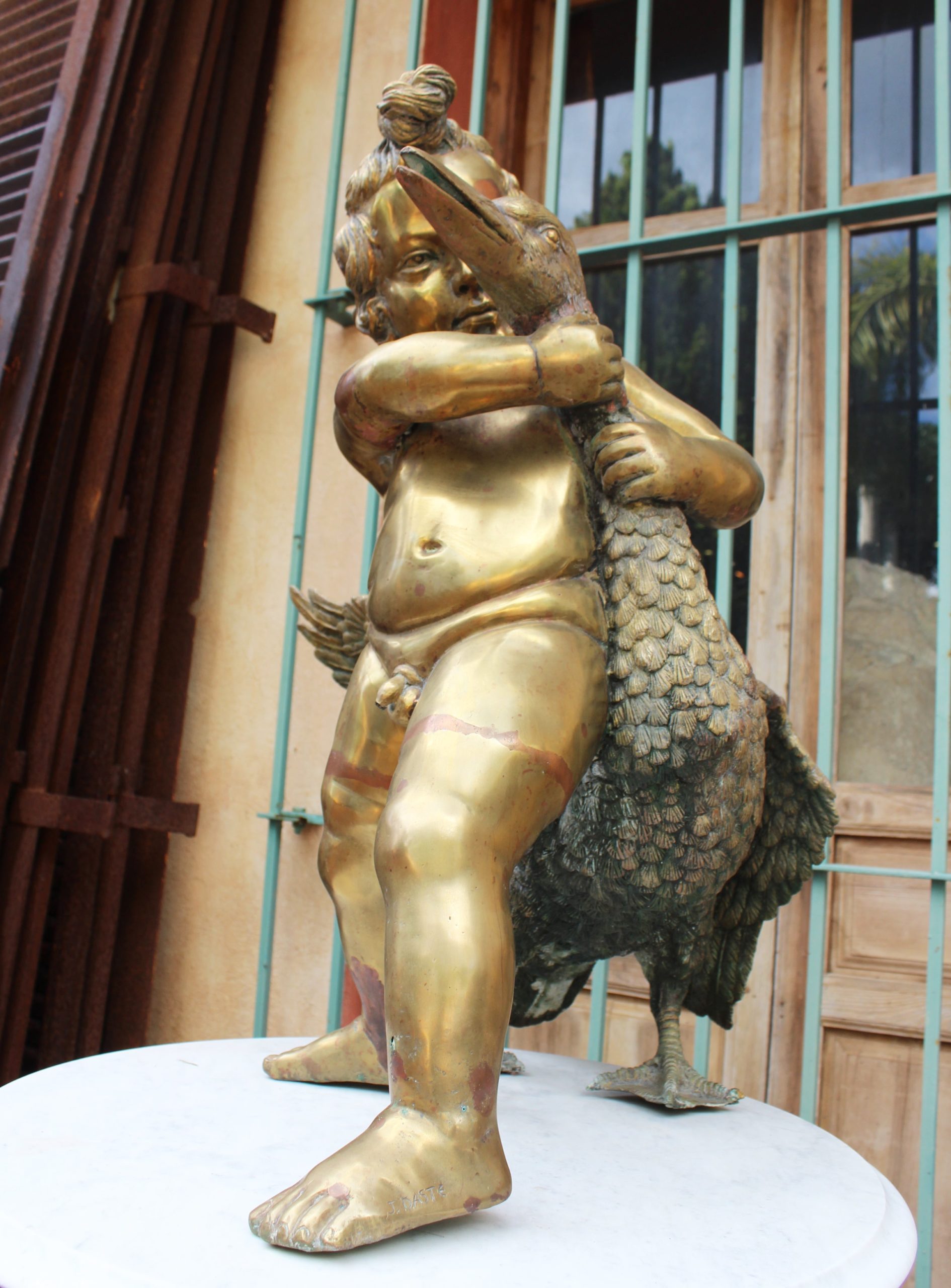 Escultura de Bronce de un Querubín con un Pato, de la Década de 1970