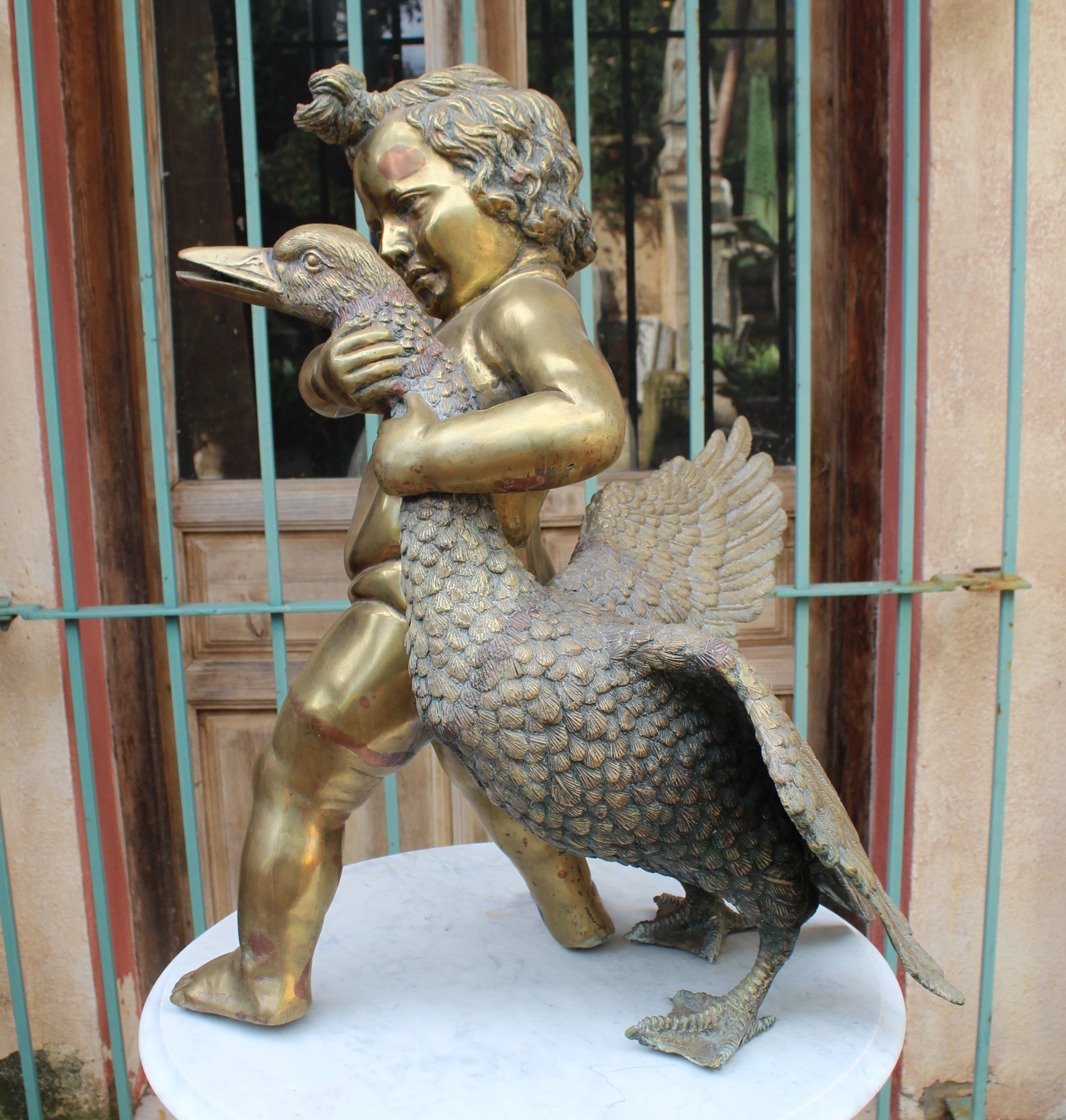 Escultura de Bronce de un Querubín con un Pato, de la Década de 1970