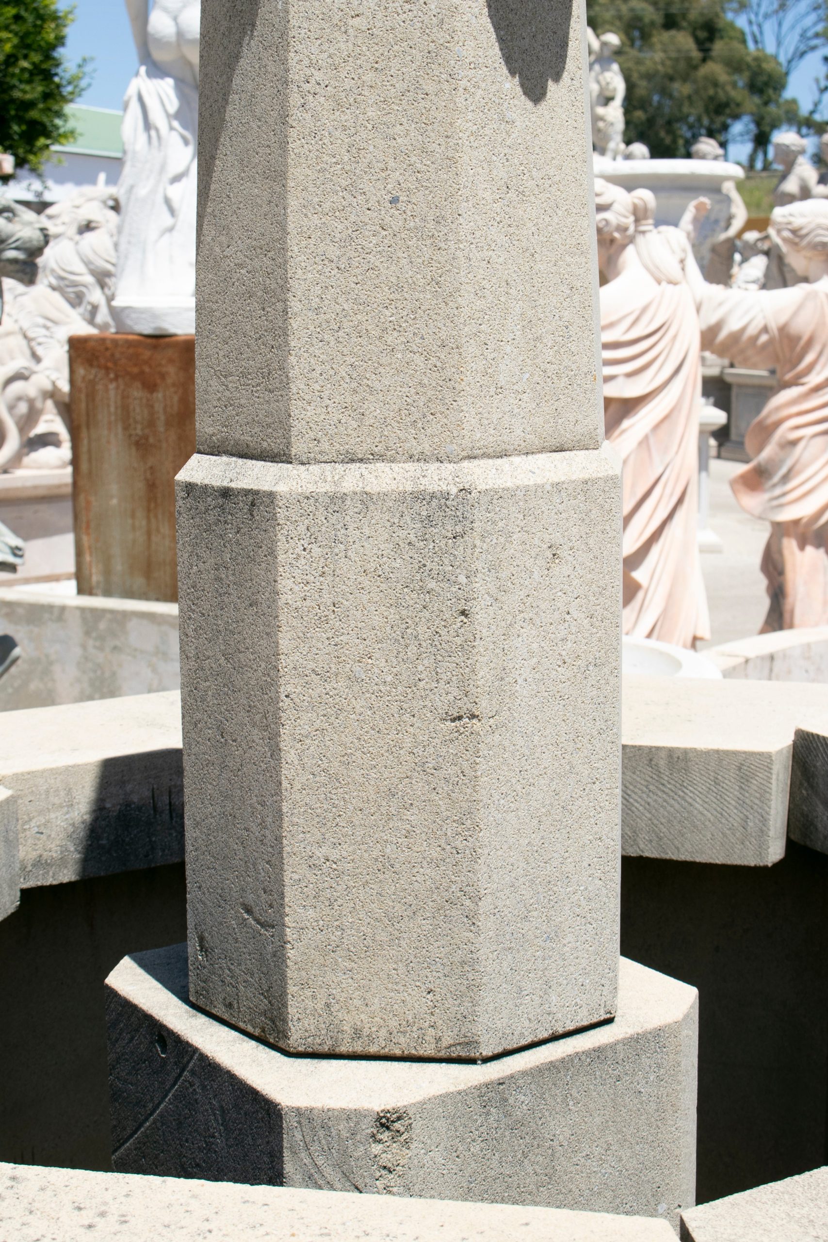 Fuente de Piedra Tallada a Mano con Caños de Cabeza de León al Estilo de los Pozos Venecianos