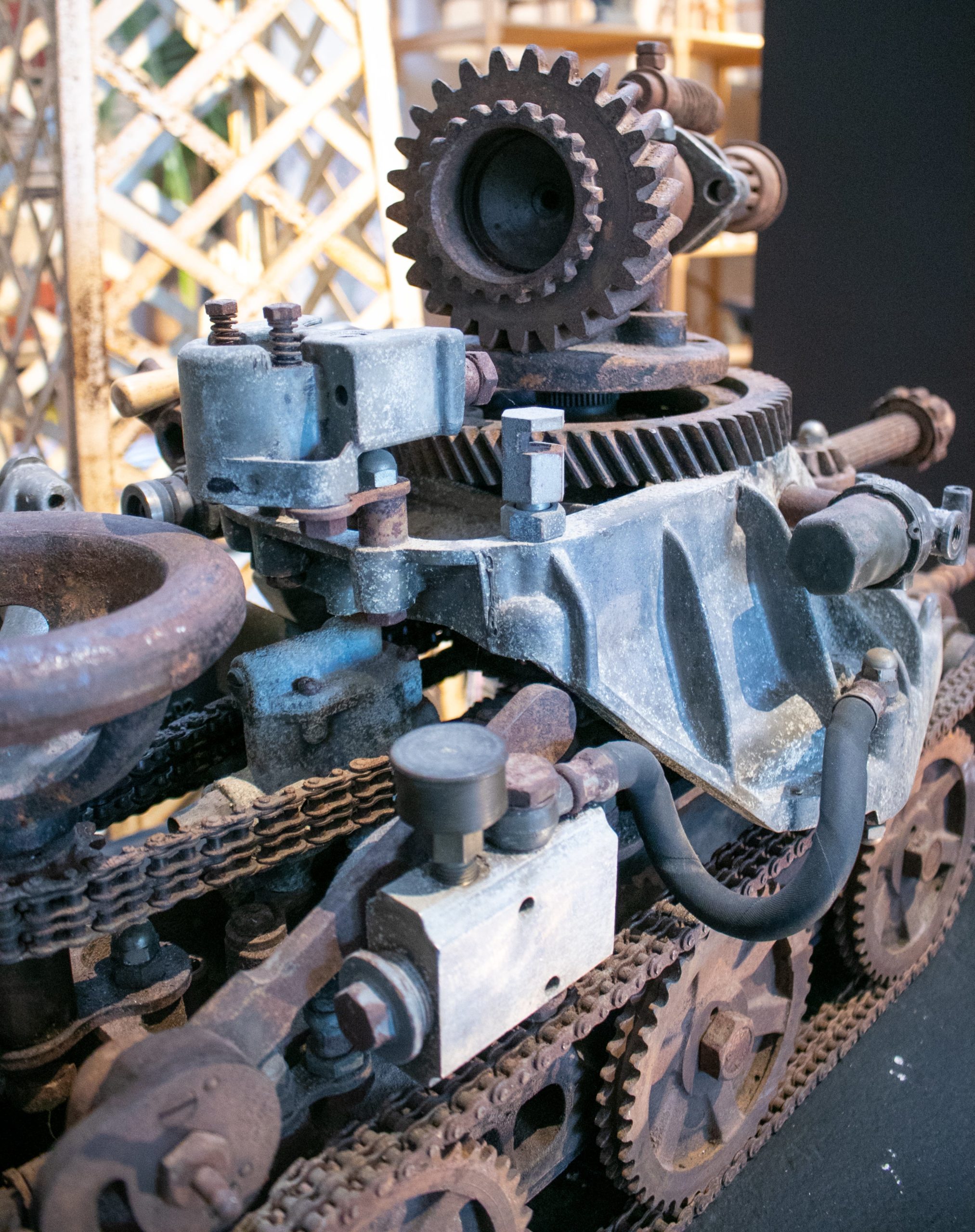 Escultura de un Tanque con Cañón Hecha con Piezas Mecánicas Antiguas, de los Años 70