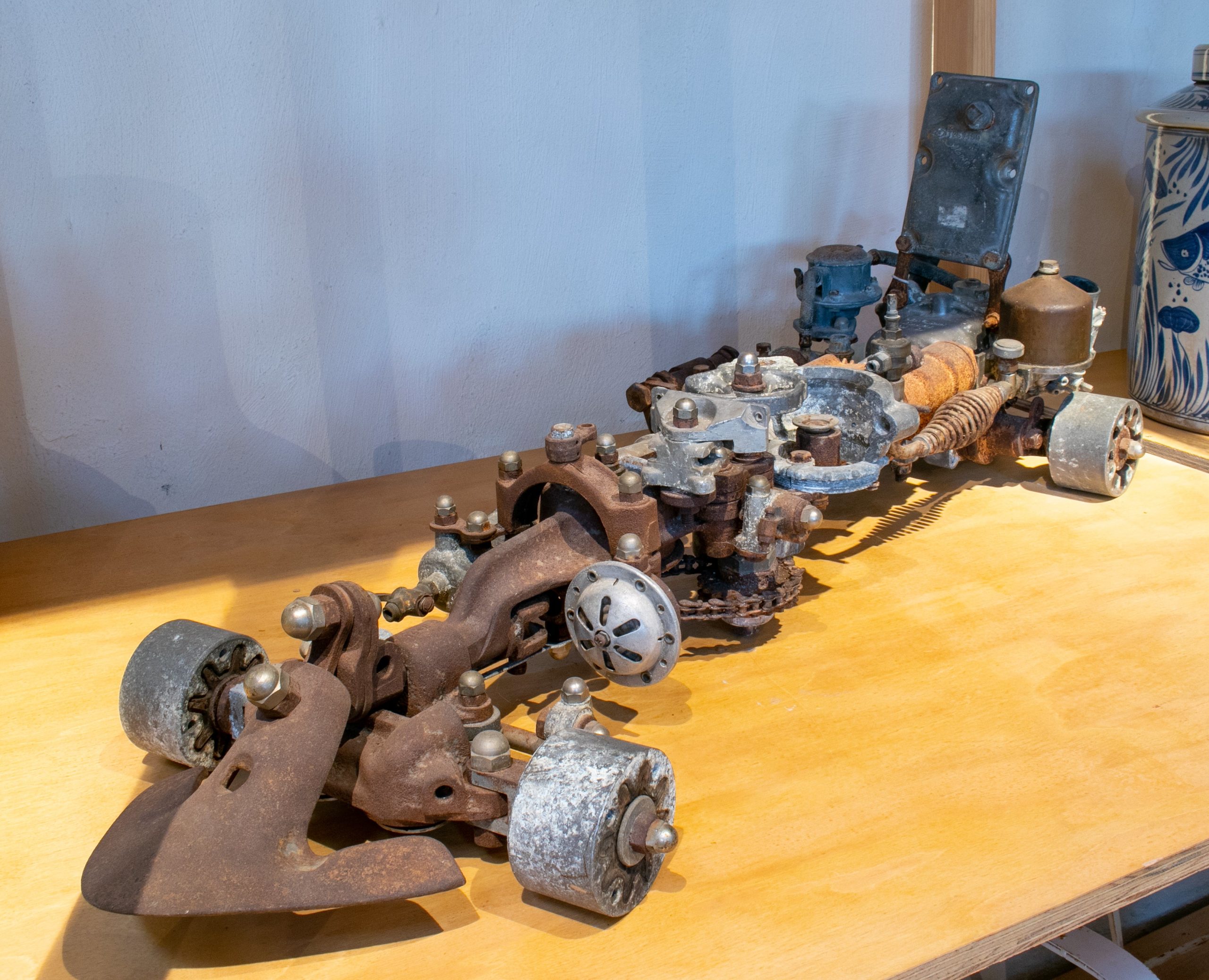 Escultura de Coche de Fórmula 1 Hecha con Piezas de Metal Mecánico Antiguo, de los Años 70