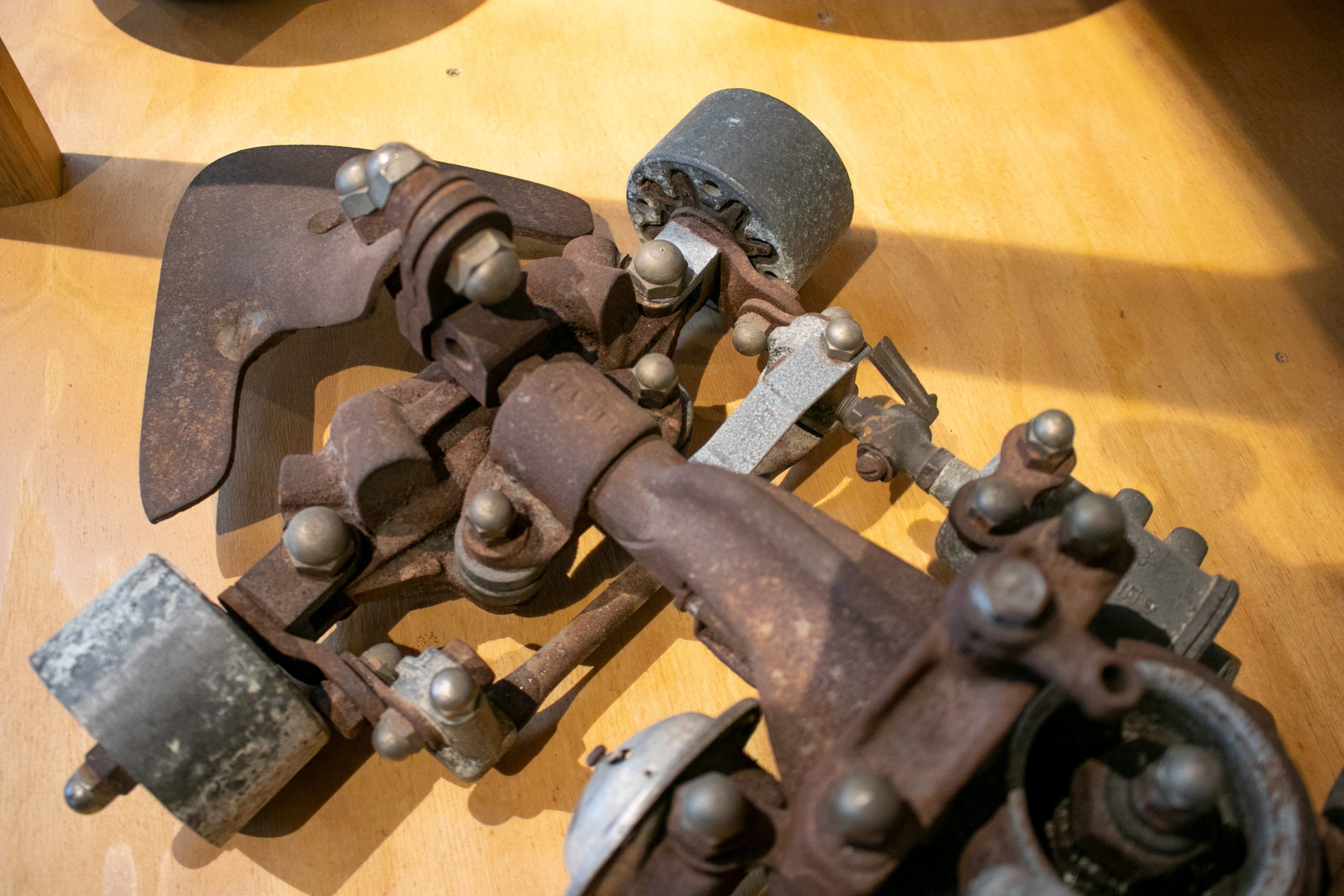 Escultura de Coche de Fórmula 1 Hecha con Piezas de Metal Mecánico Antiguo, de los Años 70