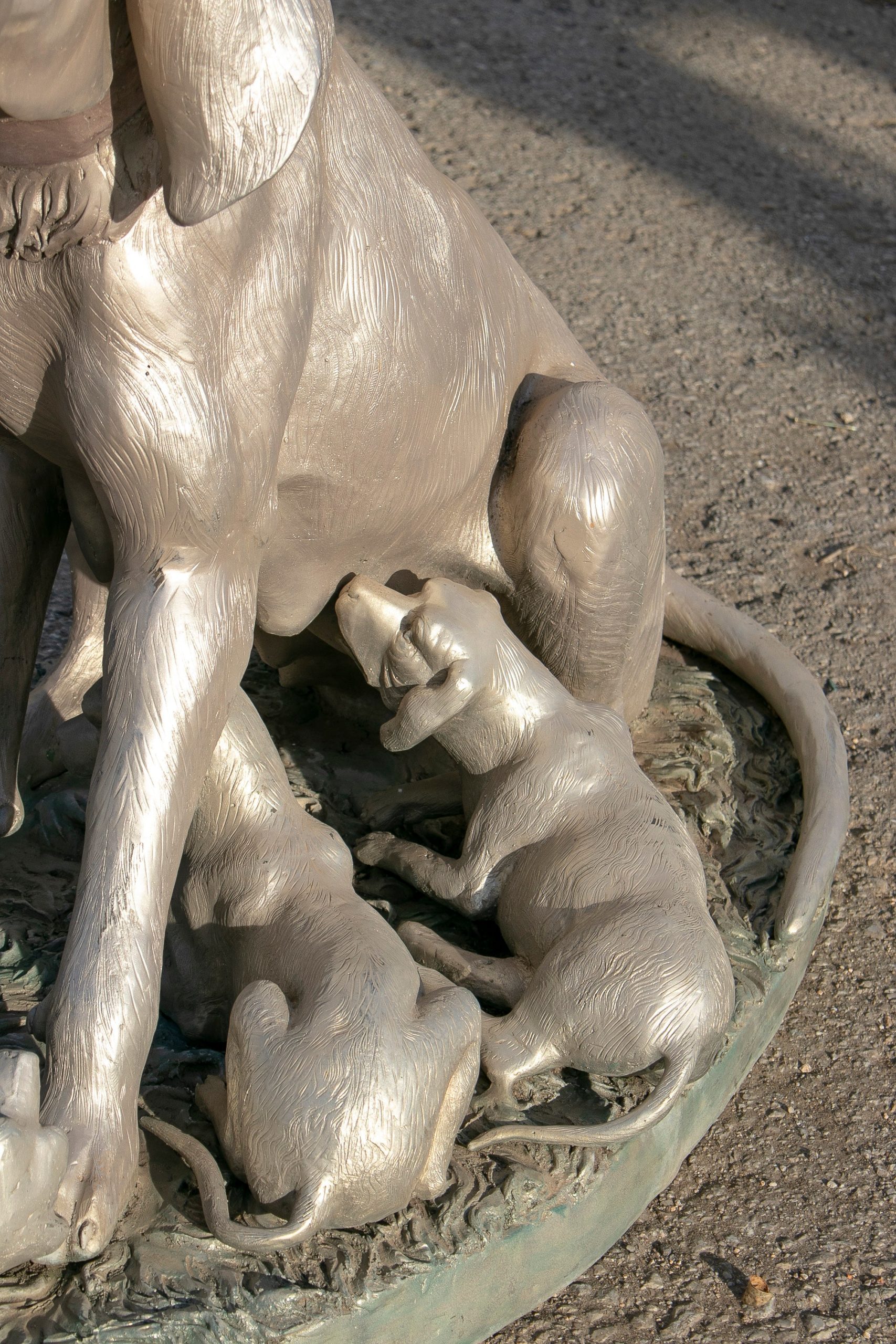 Escultura de Bronce de un Perro de Dimensiones Naturales con Sus Cachorros, de los Años 80