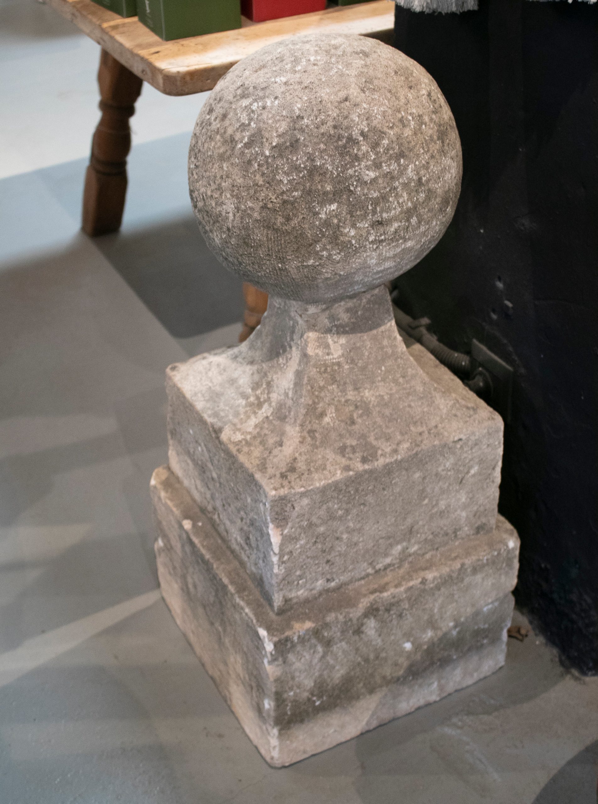 Remate Neoclásico de Piedra Tallada a Mano con Base Cuadrada y Bola, del Siglo XVIII