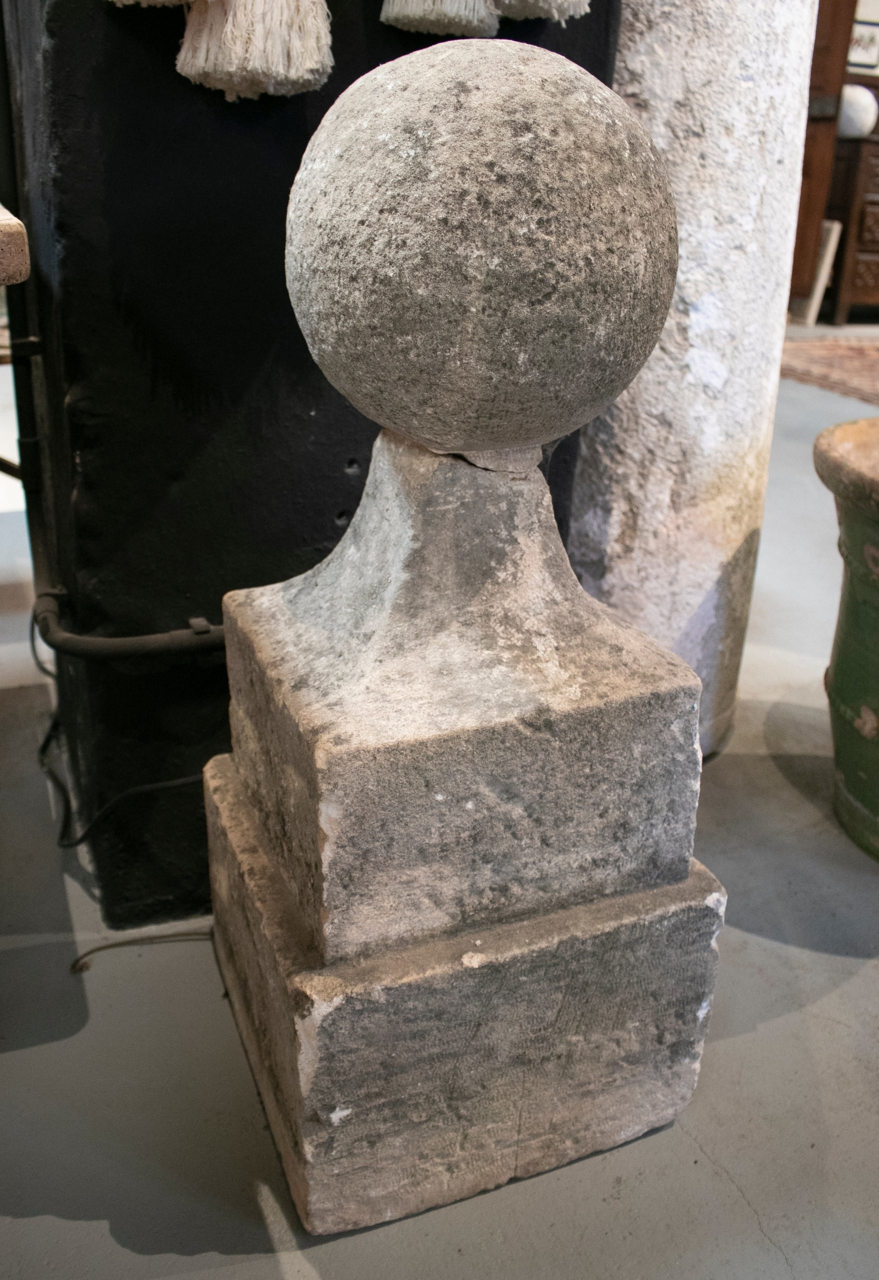 Remate Neoclásico de Piedra Tallada a Mano con Base Cuadrada y Bola, del Siglo XVIII