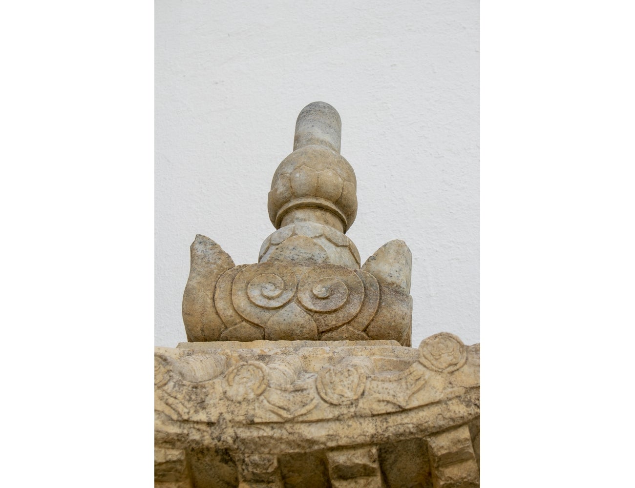 Pagoda China de Piedra Tallada a Mano con Budas y Dragones, de los Años 90