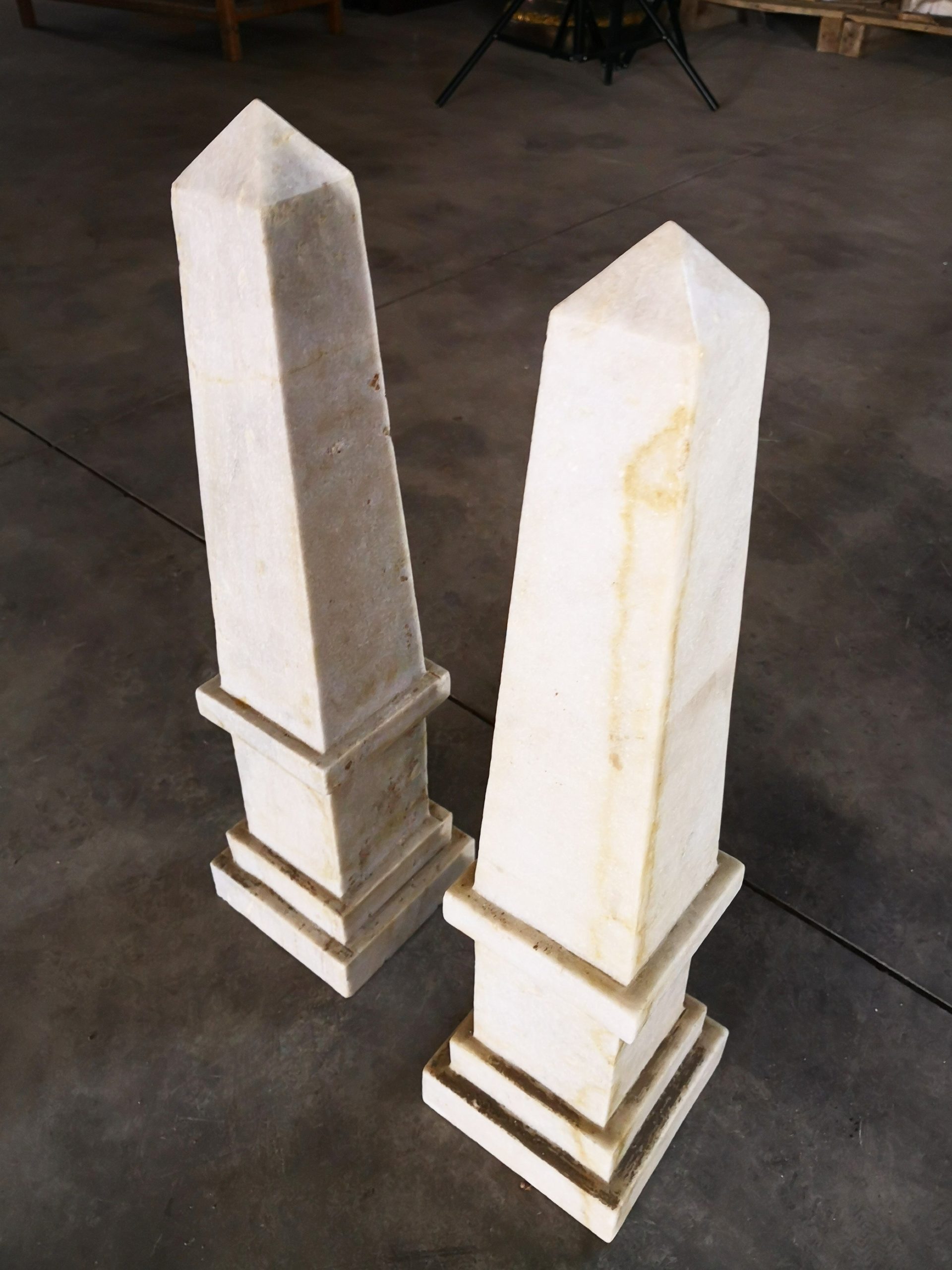 Par de Obeliscos de Mármol Blanco