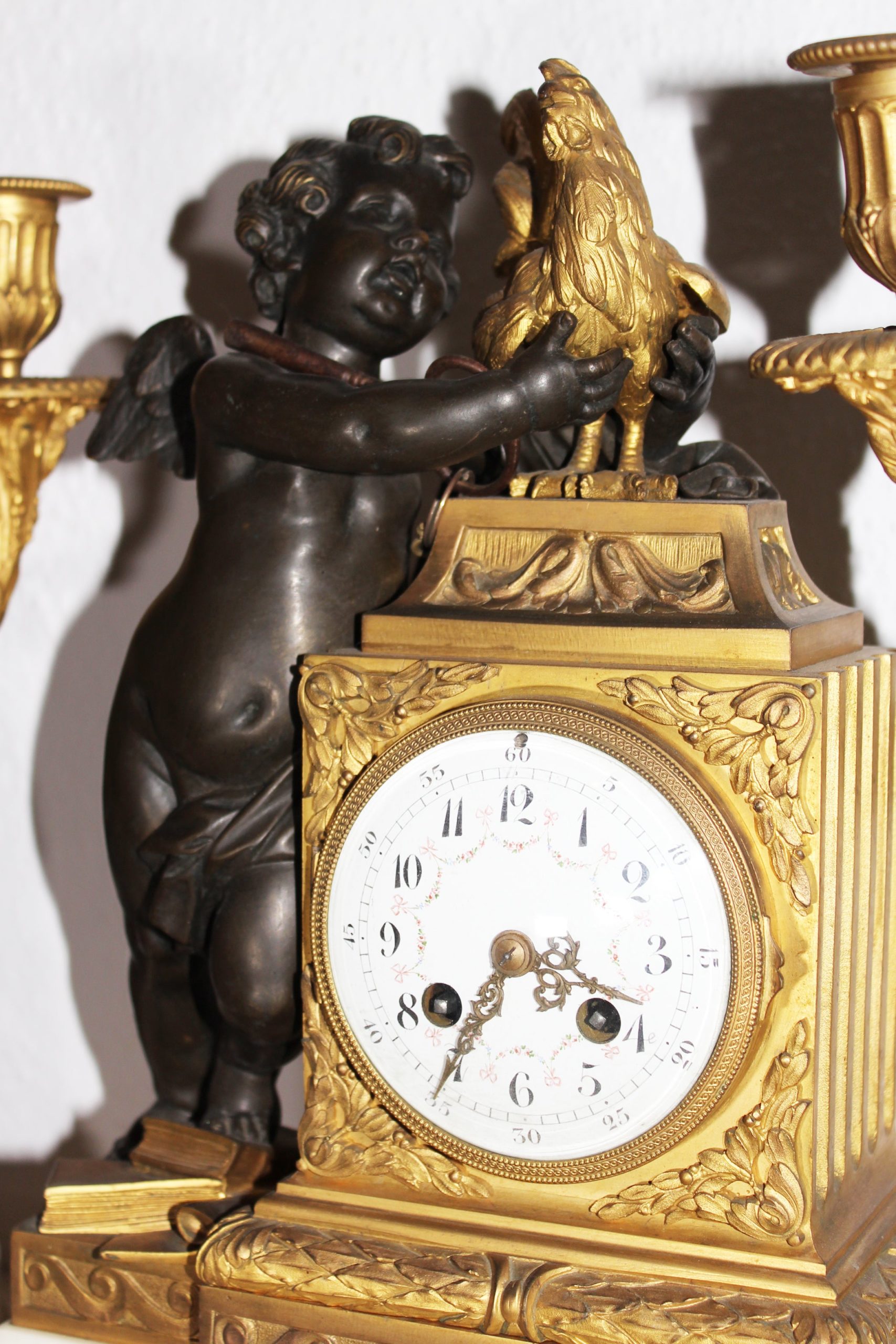Reloj de Sobremesa de Estilo Luis XVI Francés con Ángeles, del 1800