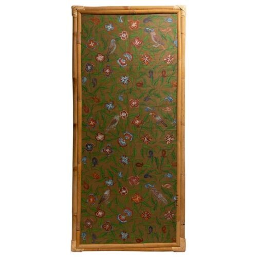 Pintura sobre lienzo de los años 70 con marco de bambú, pájaros y flores