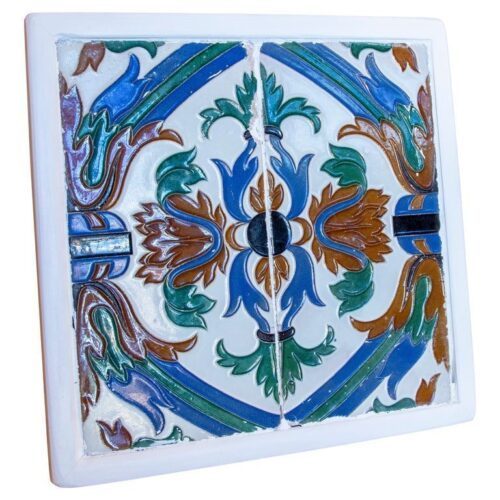 Azulejo decorativo español de los años 50 enmarcado en madera en diferentes colores