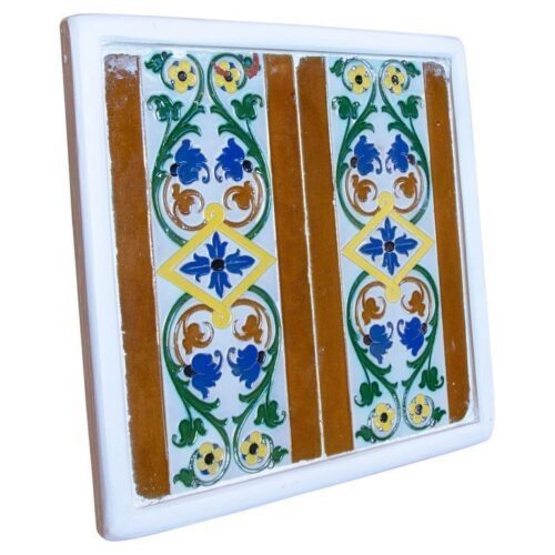 Azulejo decorativo español de los años 50 enmarcado en madera en diferentes colores