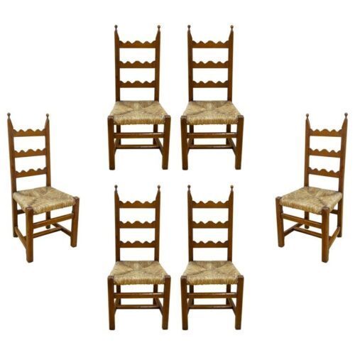 Lote de los años 70 compuesto por seis sillas de pino con asiento de enea