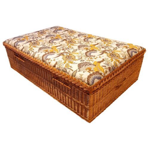 Mesa de centro de mimbre con tapizado floral clásico y amplio espacio de almacenamiento