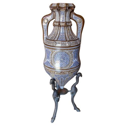 Gran Jarrón Árabe "Jarrón de las Adalides" con Caligrafía y Base de Bronce