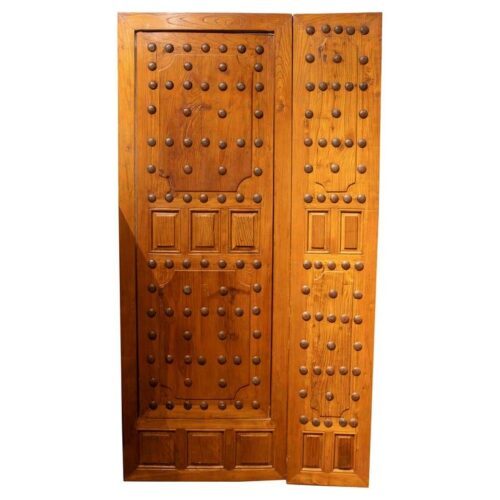Puertas de madera de olmo español de los años 70 con montantes de hierro forjado de estilo castellano
