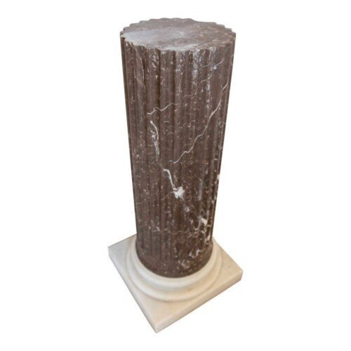 Columna/base cilíndrica de mármol negro sobre una base de mármol blanco