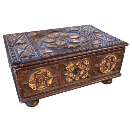 Caja antigua aragonesa de madera tallada con incrustaciones geométricas. S. XVII