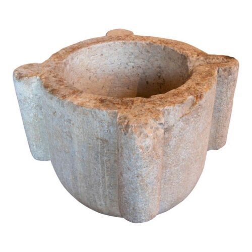 Mortero antiguo de piedra tallada