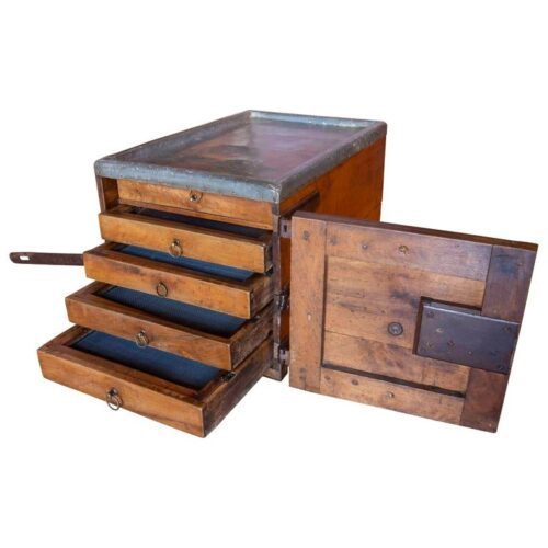 Arcón joyero de seguridad de madera del siglo XIX con herrajes de hierro forjado