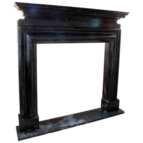 Chimenea de mármol negro antiguo de estilo neoclásico