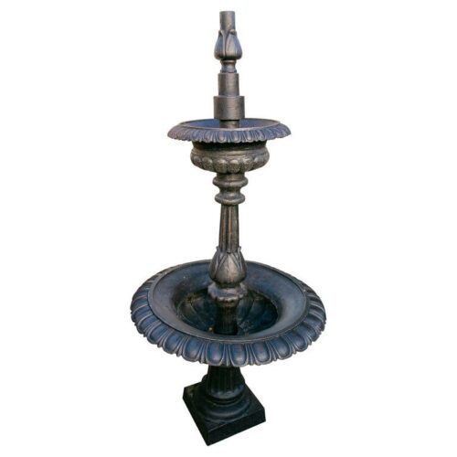 Fuente de hierro fundido de dos pisos con diseño estriado clásico