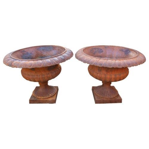 Pareja de grandes maceteros clásicos de hierro fundido con pátina envejecida